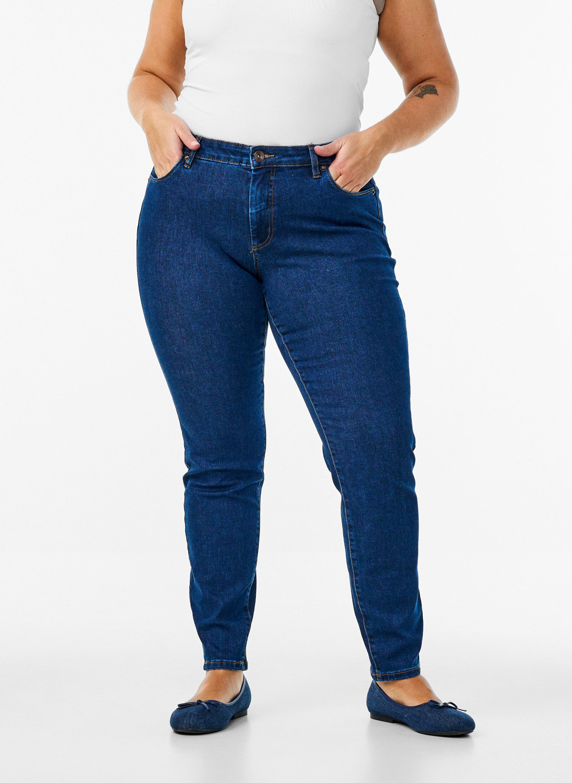 Zizzi Slim fit Emily jeans med regul&aelig;r talje, Bl&aring;, Model image number 2