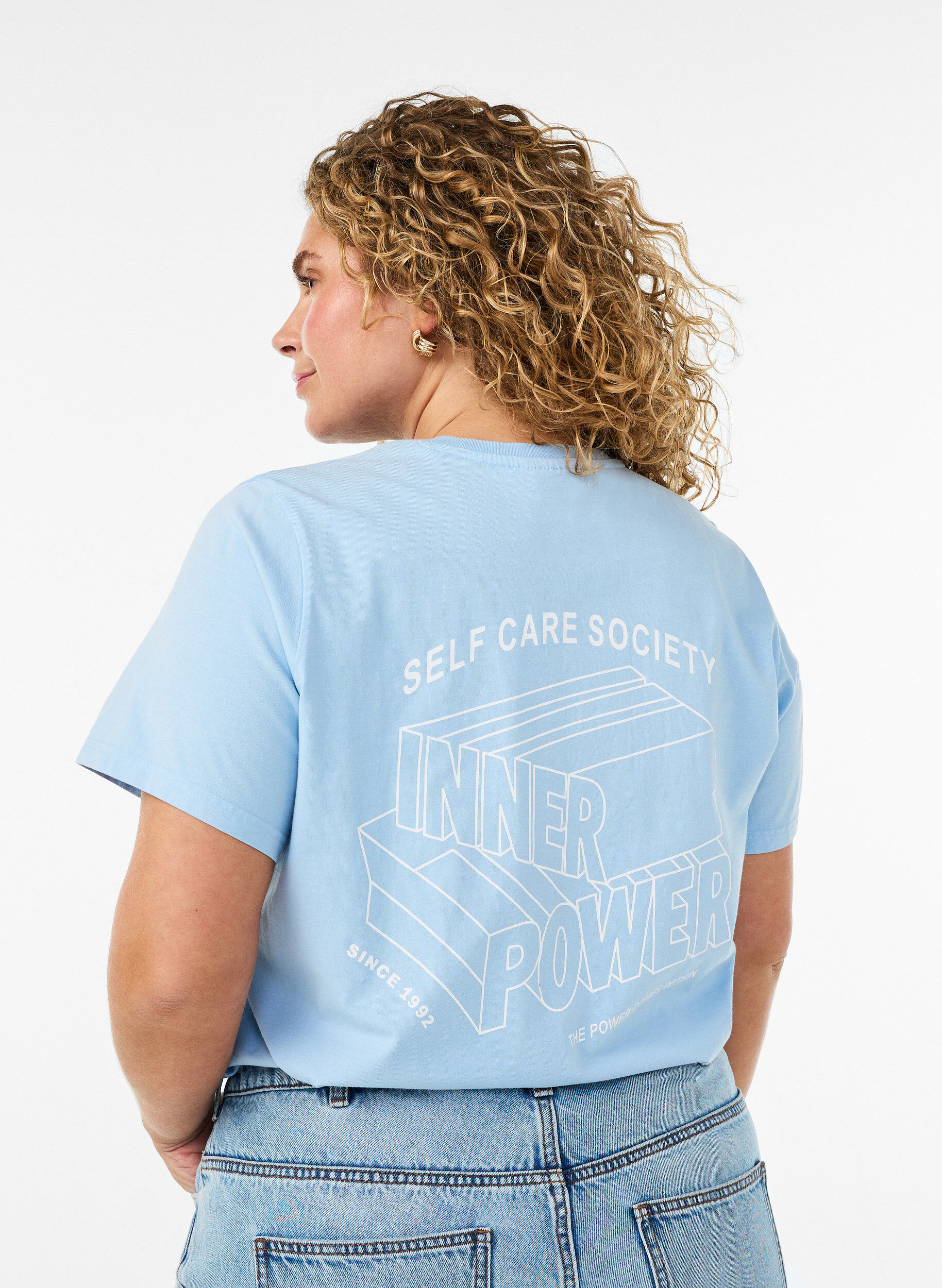 T-shirt i &oslash;kologisk bomuld med grafisk udtryk, Bl&aring;, Model