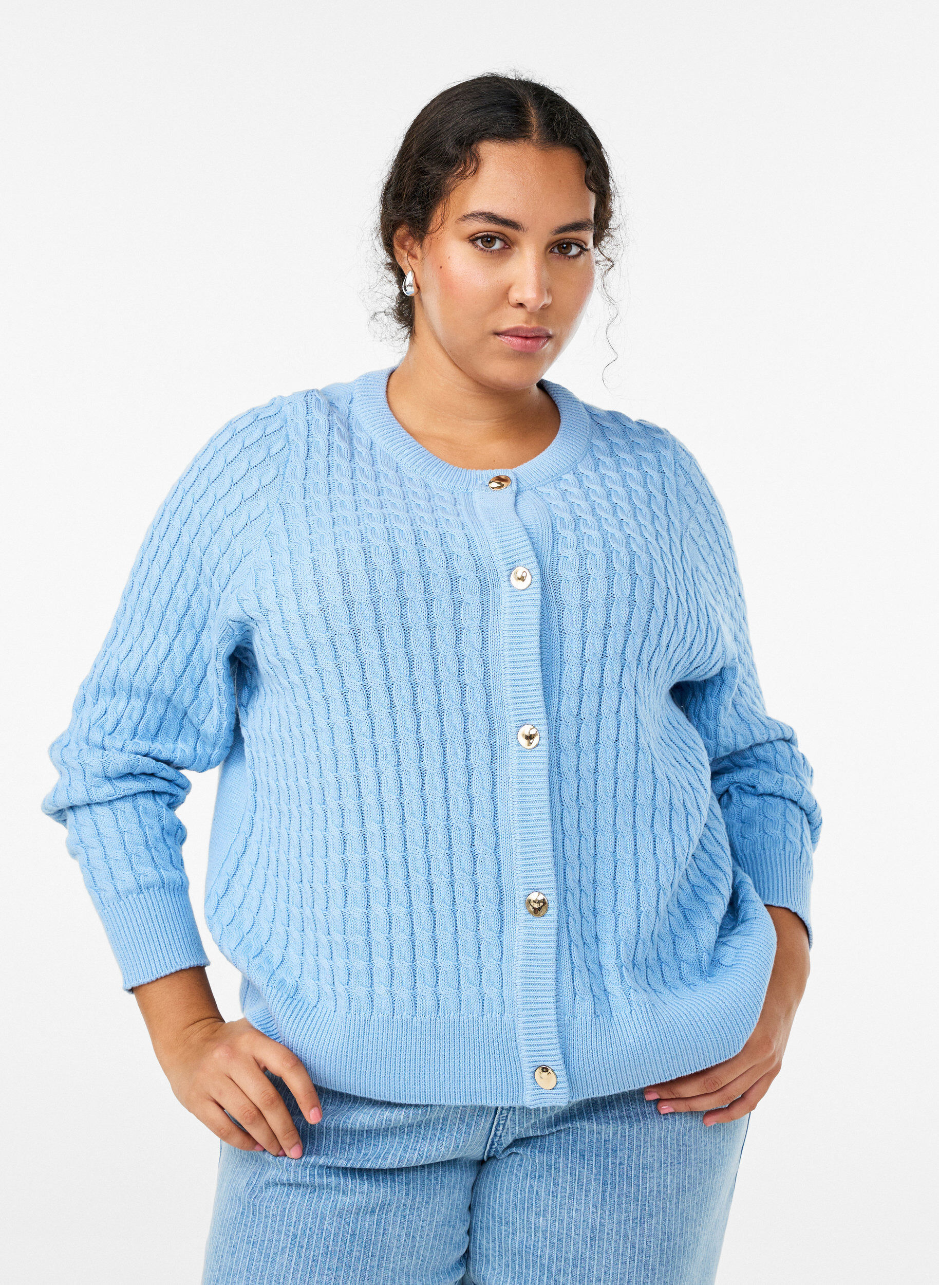 Kabelstrikket cardigan med gyldne knapper, Bl&aring;, Model