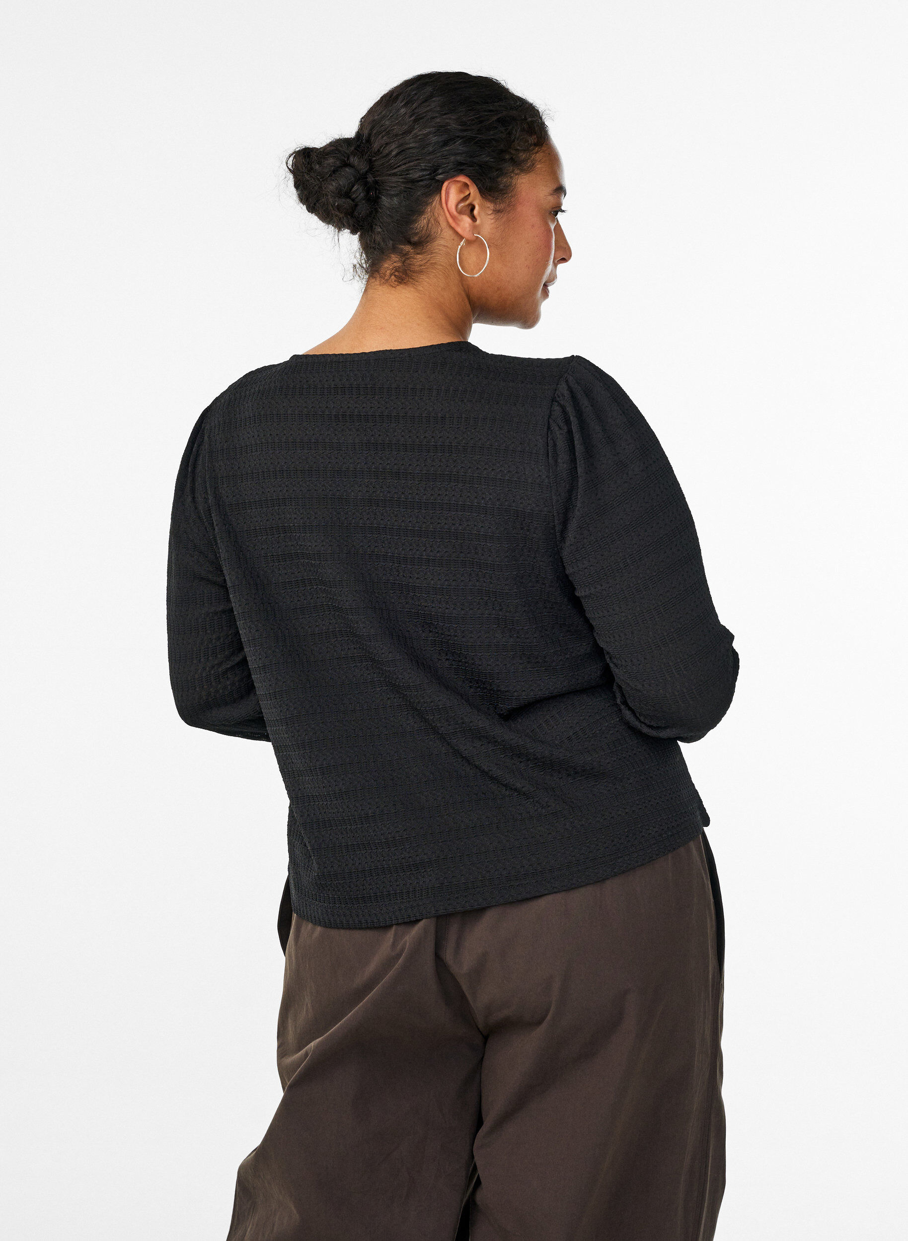 Zizzi Bluse med strukturm&oslash;nster og knaplukning, Sort, Model image number 2