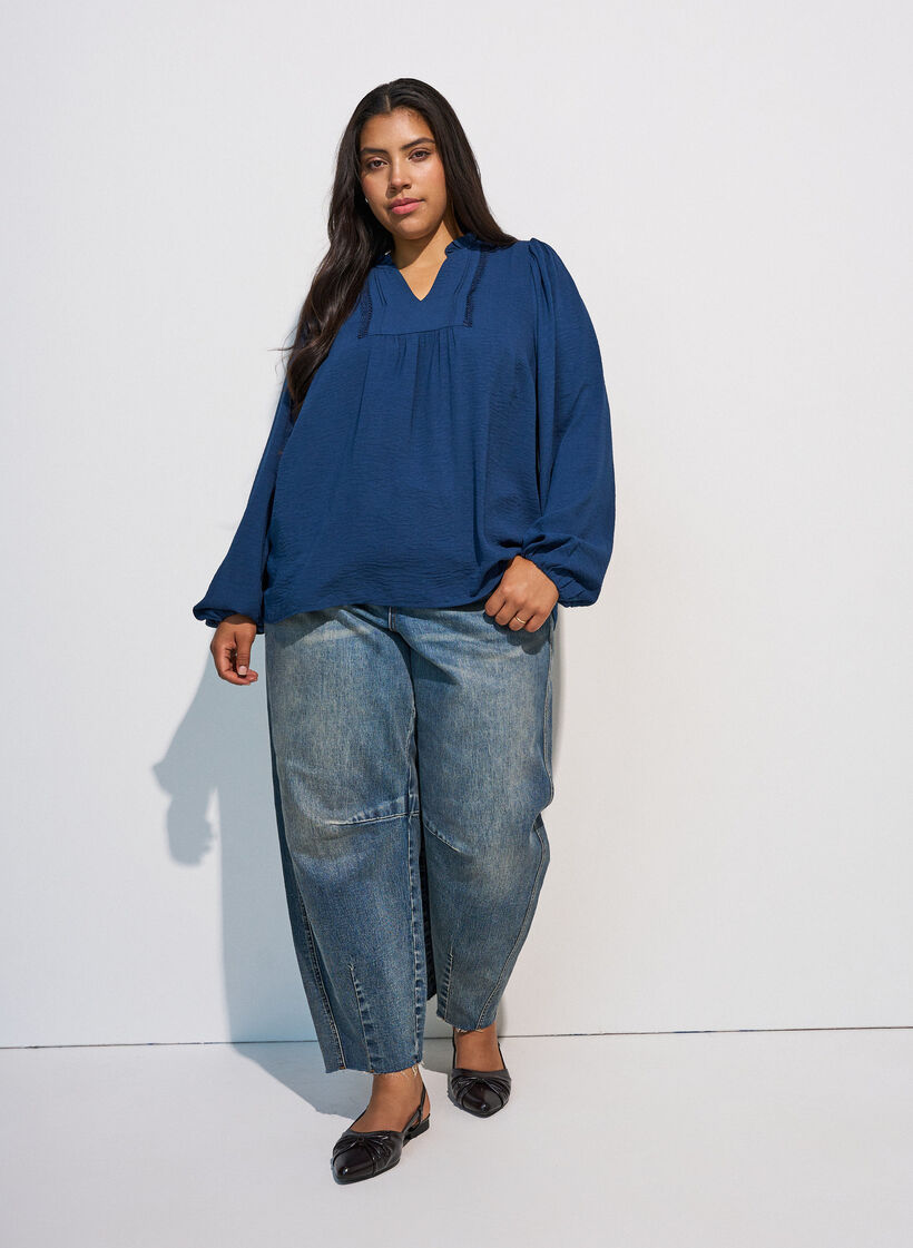Bluse med V-udsk&aelig;ring og crochetb&aring;nd, Bl&aring;, Model image number 1