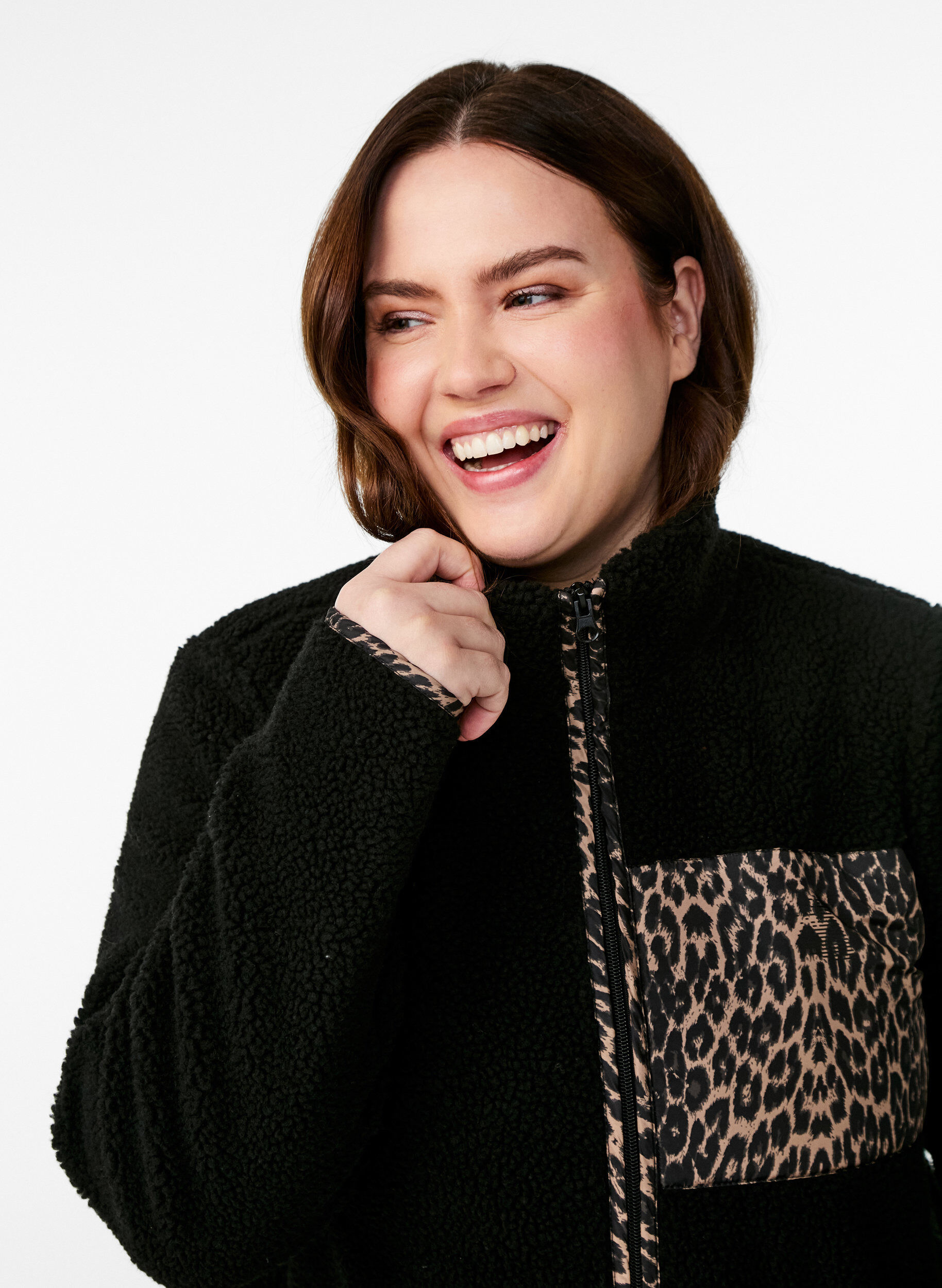 Zizzi Teddy-fleece jakke med kirseb&aelig;rdetaljer, Sort, Model image number 3