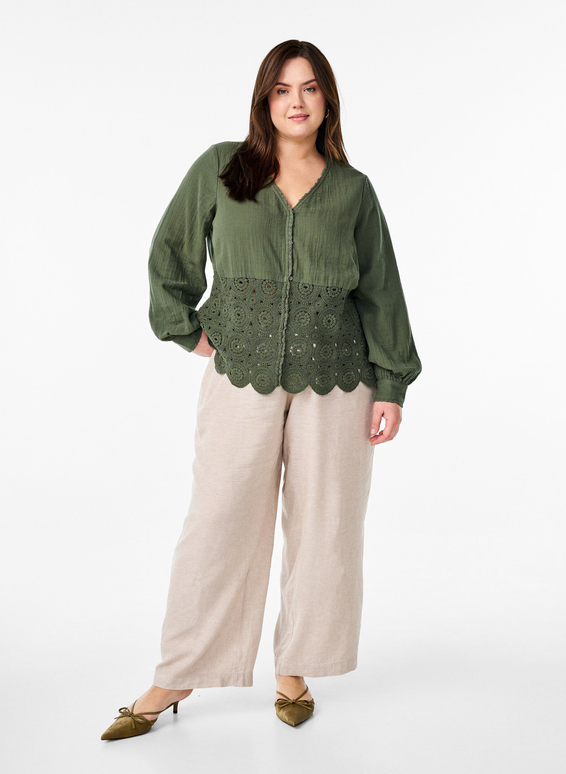 Zizzi Skjortebluse i bomuldsmusselin med crochetdetaljer, Gr&oslash;n, Model image number 1