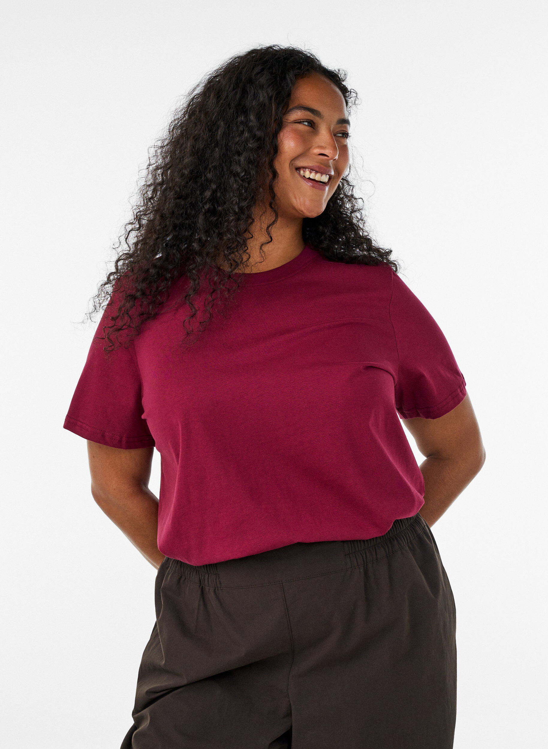 Basis t-shirt i bomuld med rund hals , R&oslash;d, Model