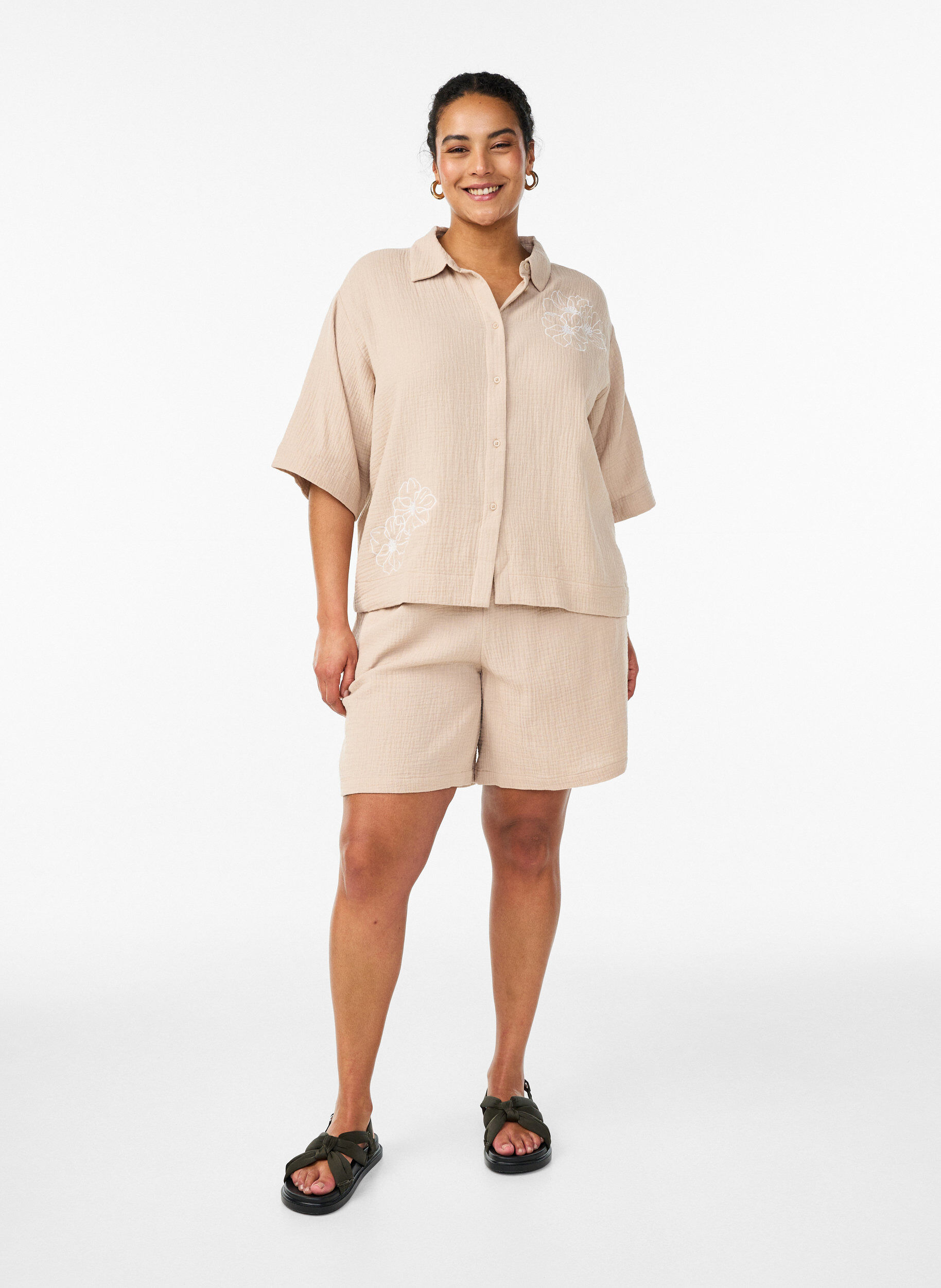 Zizzi Shorts i bomuldsmusselin med h&oslash;j talje, Beige, Model image number 1