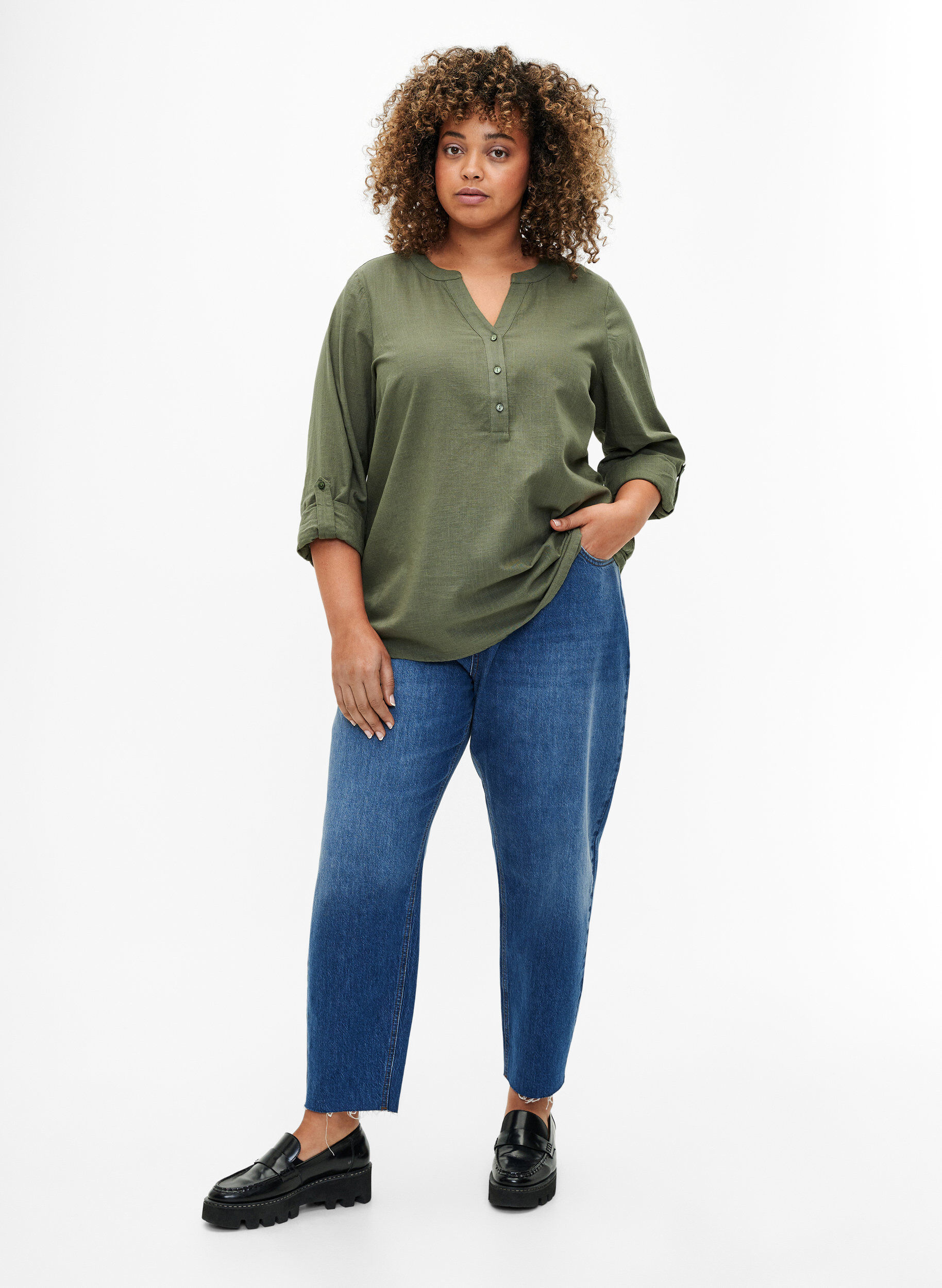 Zizzi Skjortebluse i bomuld med v-udsk&aelig;ring, Thyme, Model image number 2