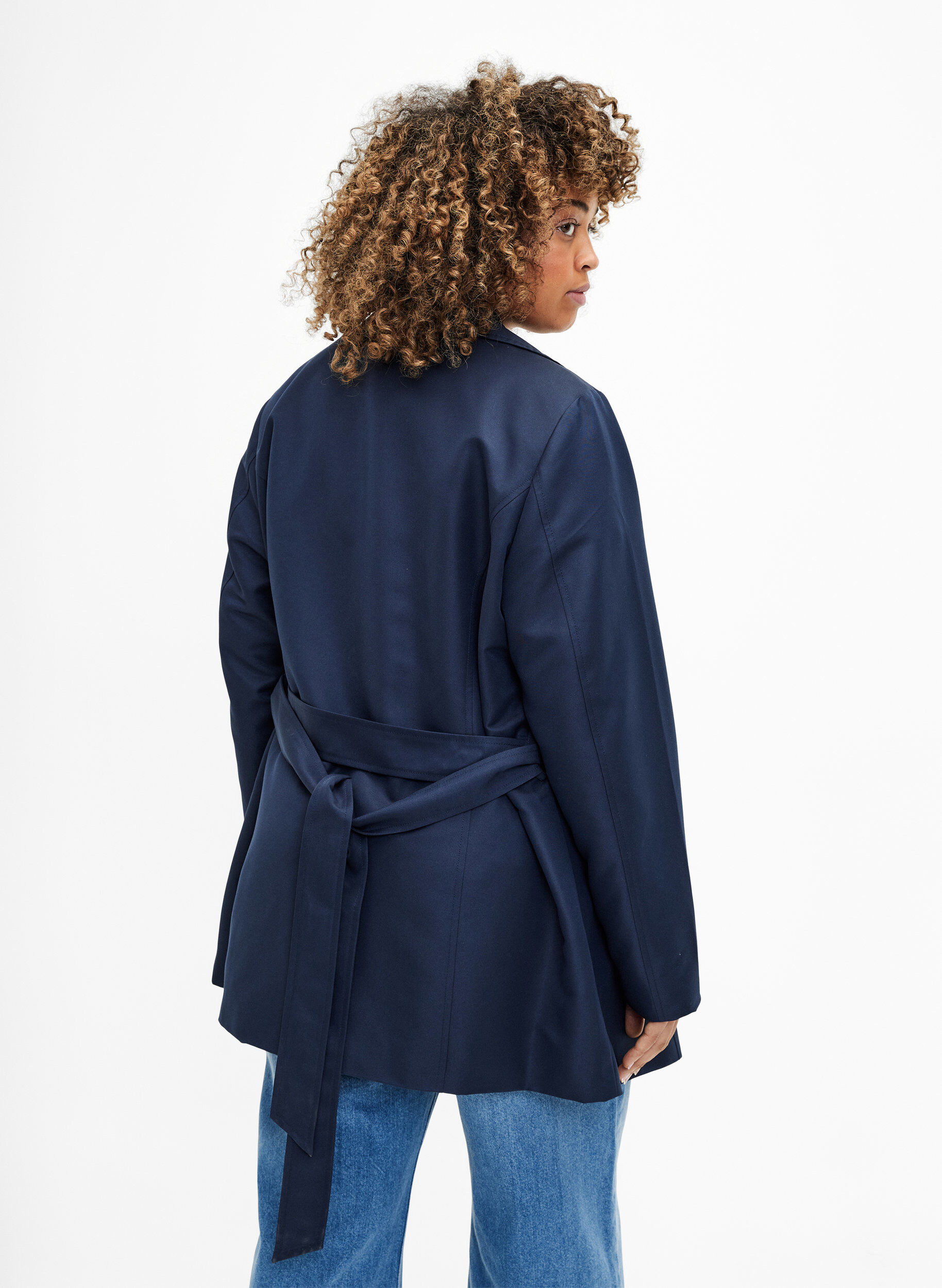 Zizzi Kort trenchcoat med b&aelig;lte, Bl&aring;, Model image number 2