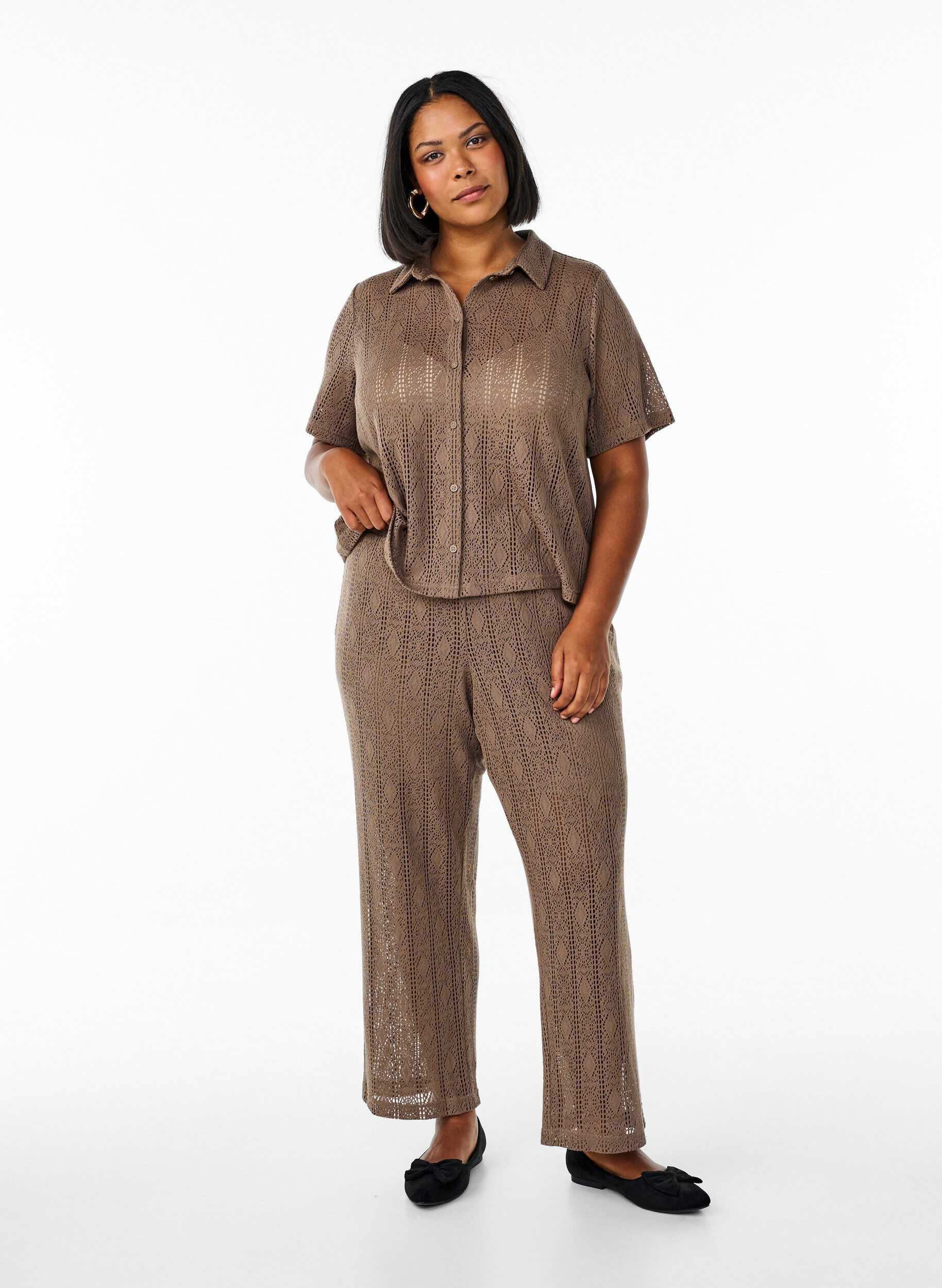 Zizzi Kort&aelig;rmet skjorte med hulm&oslash;nster, Brun, Model image number 1