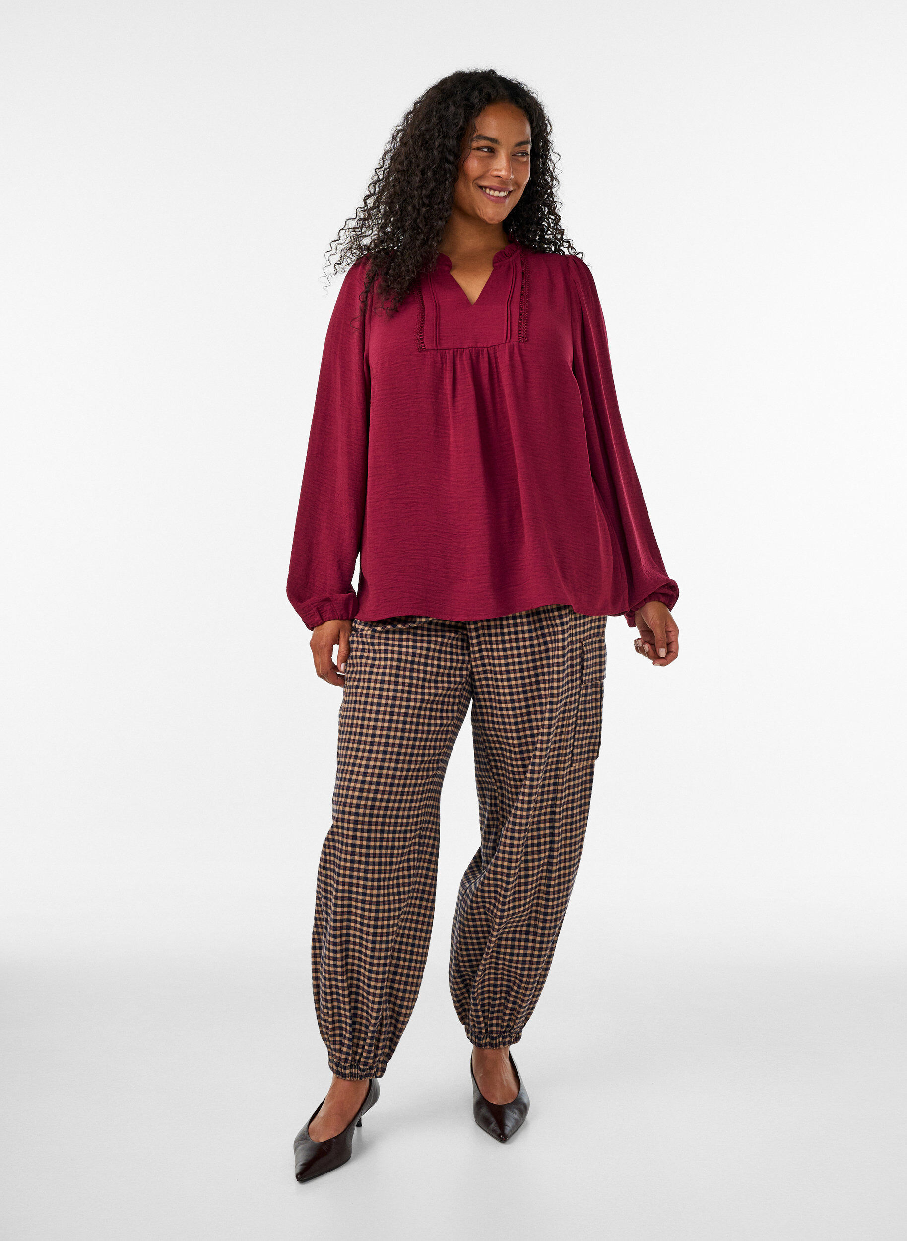 ZizziBluse med V-udsk&aelig;ring og crochetb&aring;nd, R&oslash;d, Model image number 1