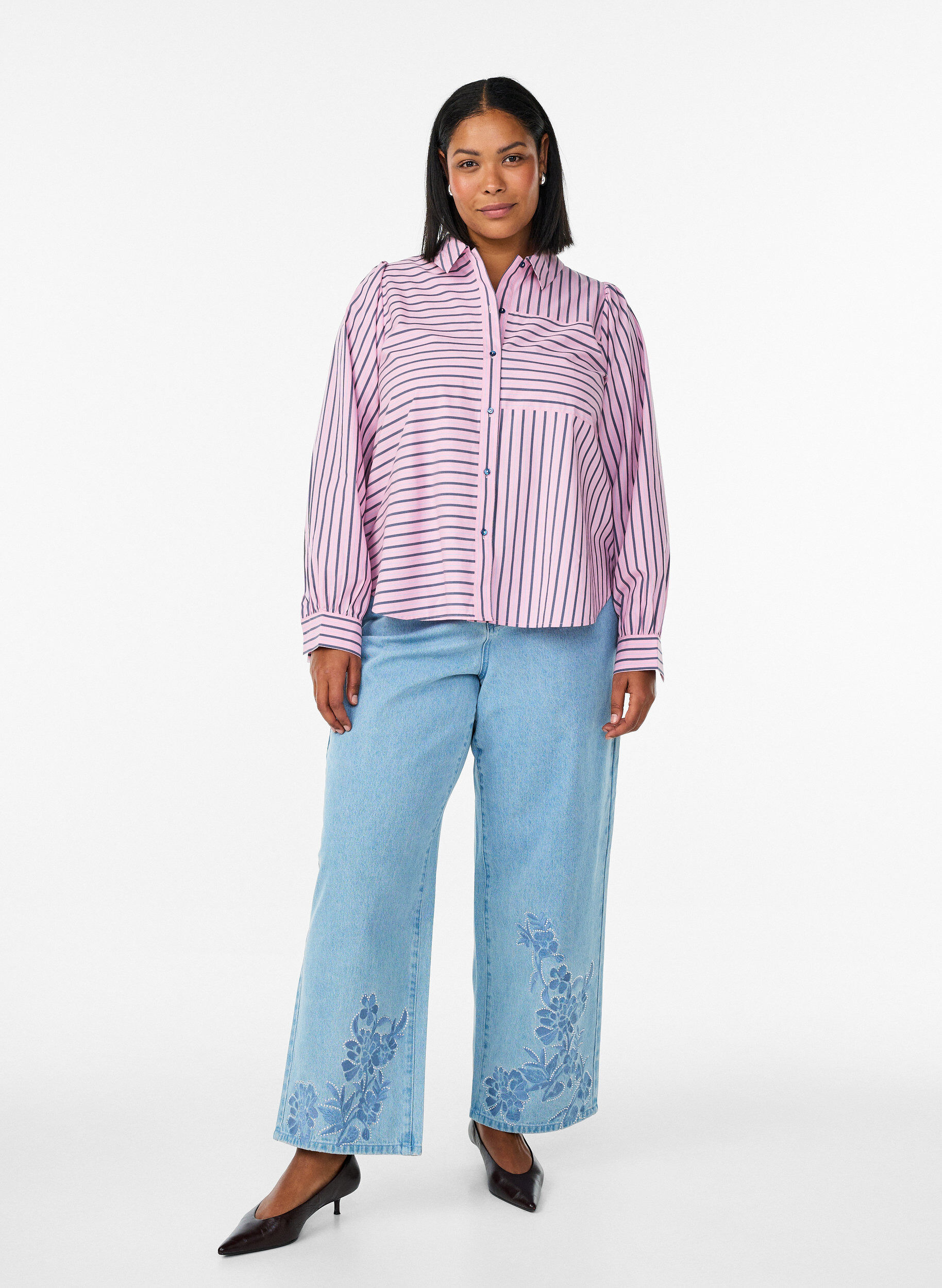 Zizzi Stribet skjorte med klassisk krave og lange &aelig;rmer, Lyser&oslash;d, Model image number 1