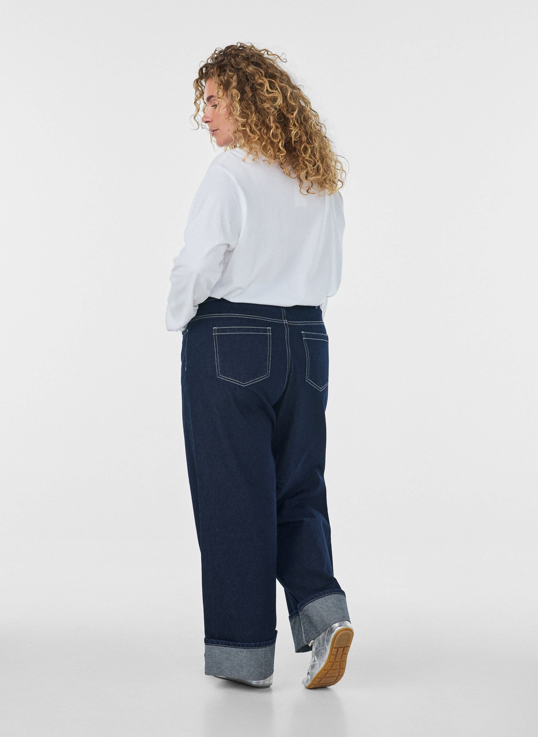 ZizziWide fit jeans med brede opsm&oslash;g og kontraststikninger, Bl&aring;, Model image number 1