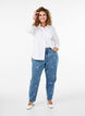 Mille mom fit jeans med broderi, Blå, Model image number 0