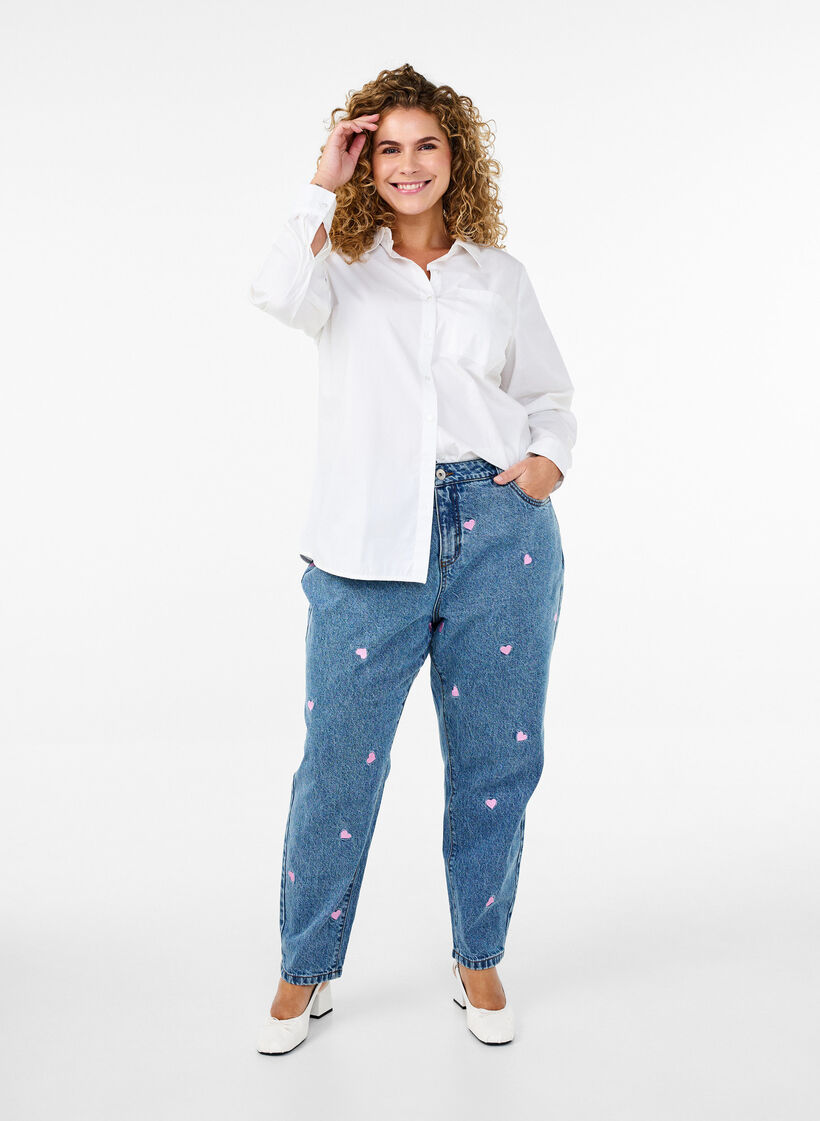 Mille mom fit jeans med broderi, Blå, Model image number 0