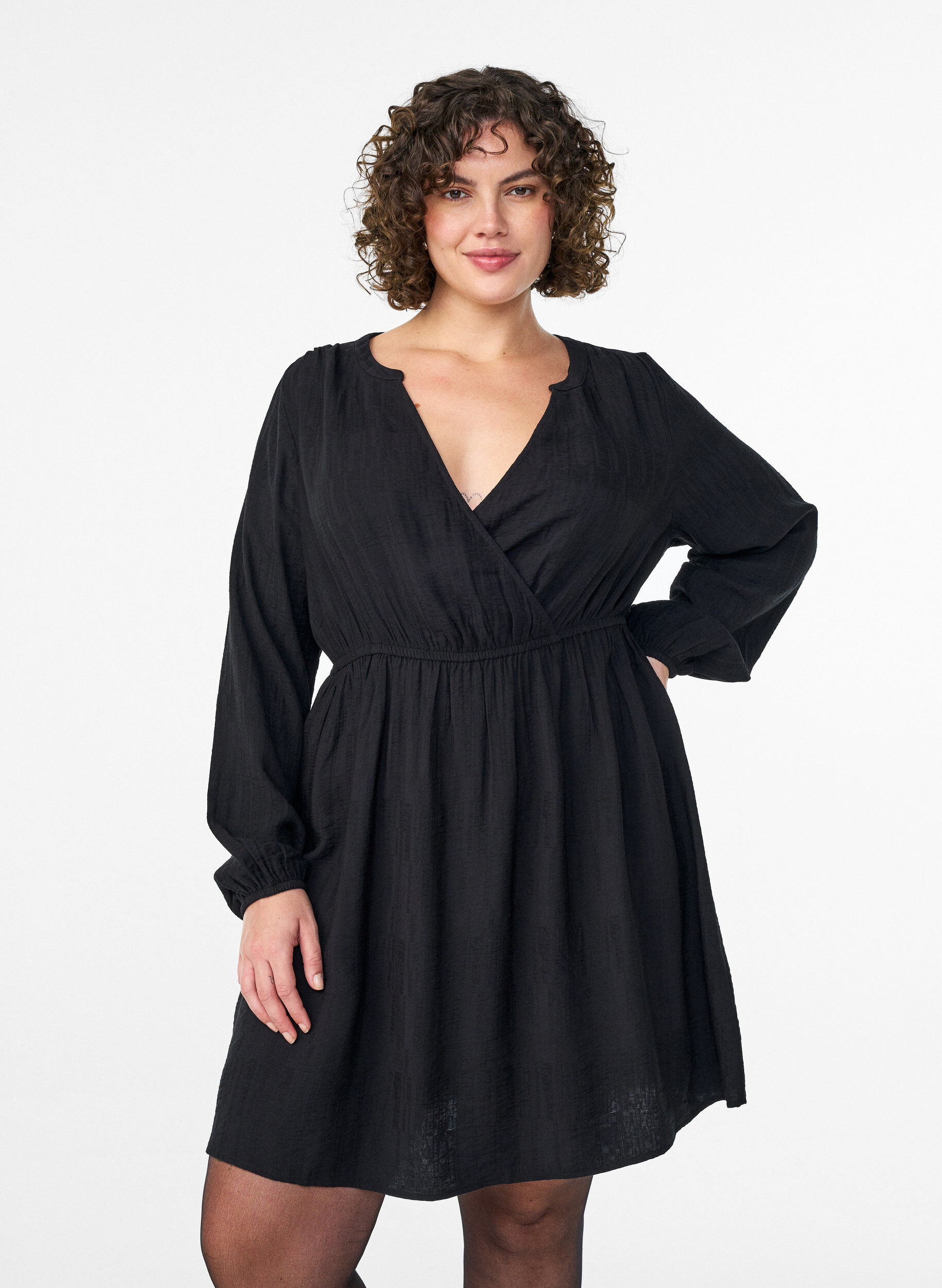 Kort kjole med tekstur og wrap-look, Sort, Model