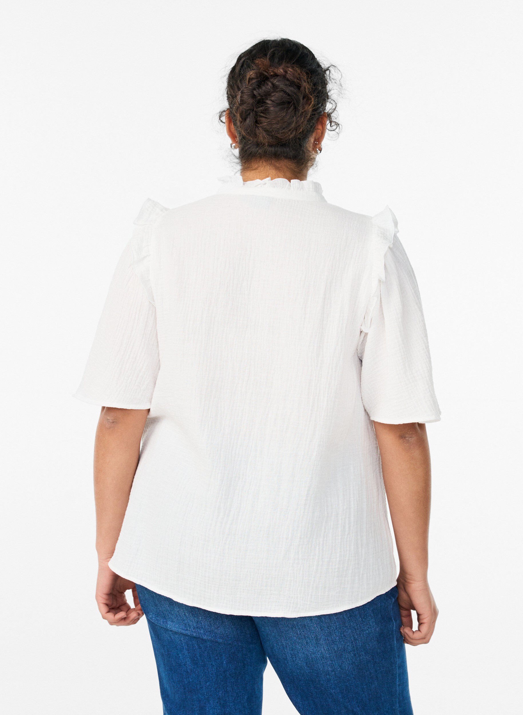 ZizziBluse i bomuldsmusselin med broderie anglaise og 1/2 &aelig;rmer, Hvid, Model image number 2