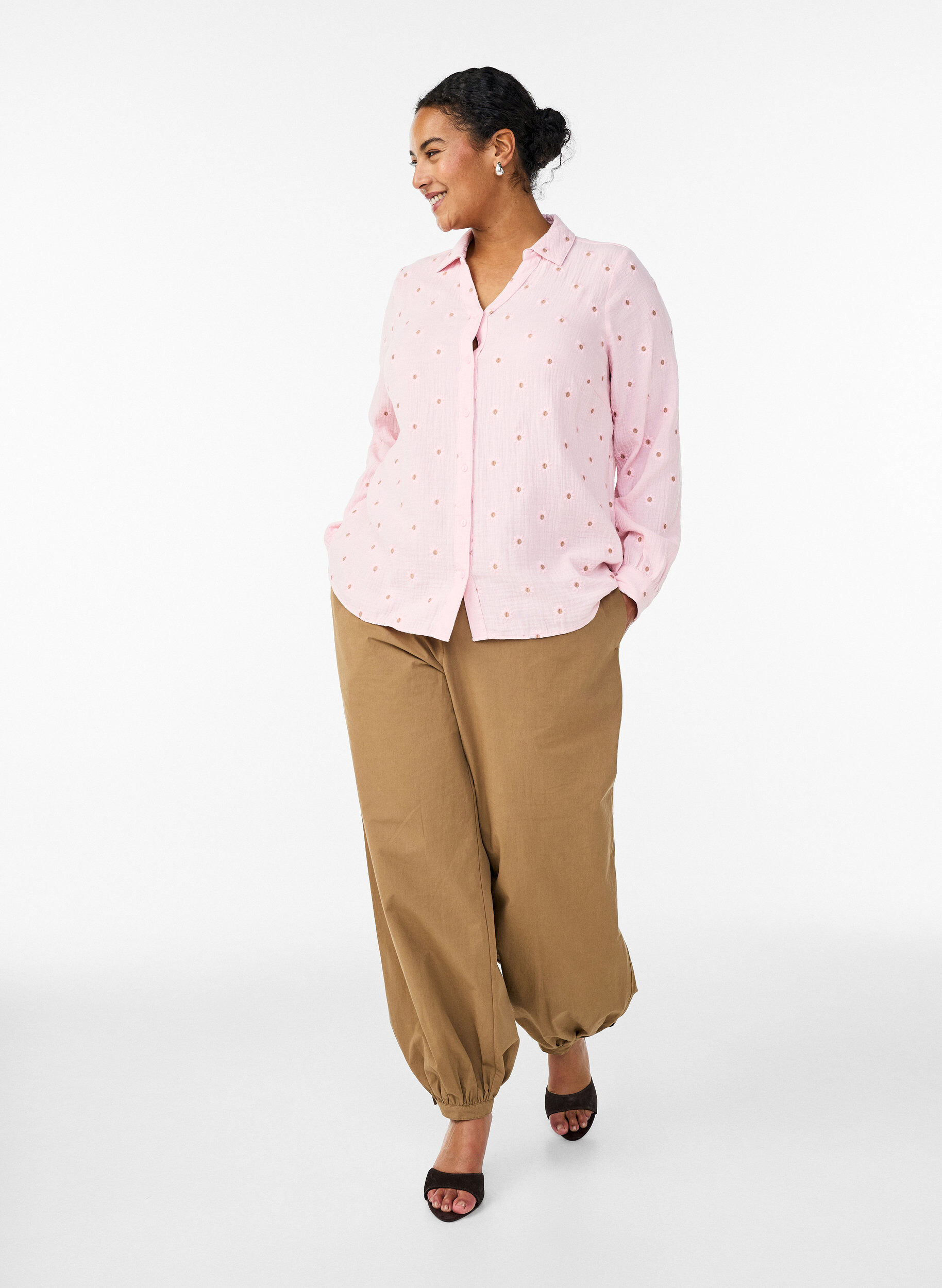 Zizzi Lang&aelig;rmet bluse i bomuldsmusselin med broderede motiver, Lyser&oslash;d, Model image number 1