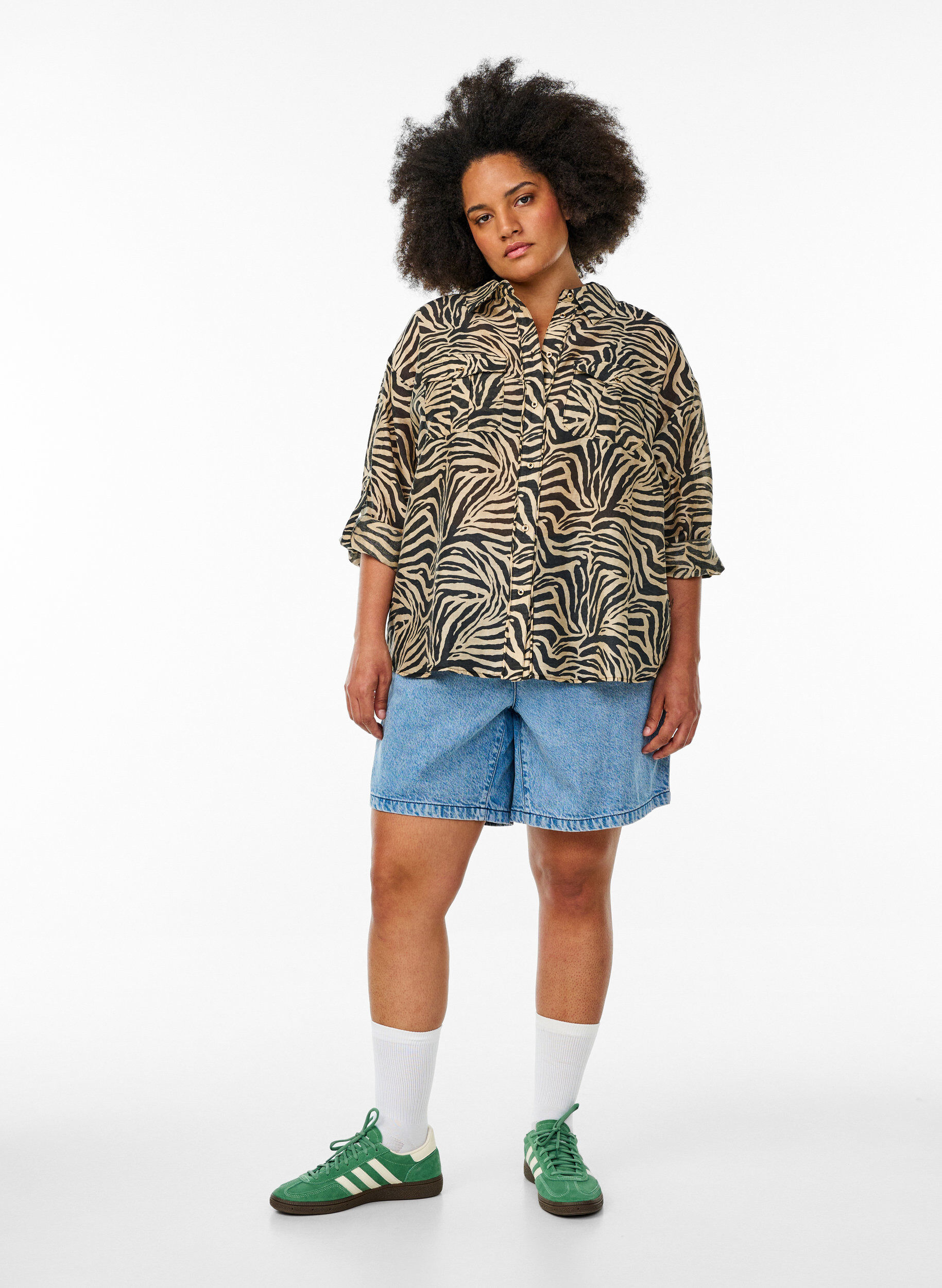 Zizzi L&oslash;s skjorte med dyreprint og brystlommer, Sort, Model image number 1