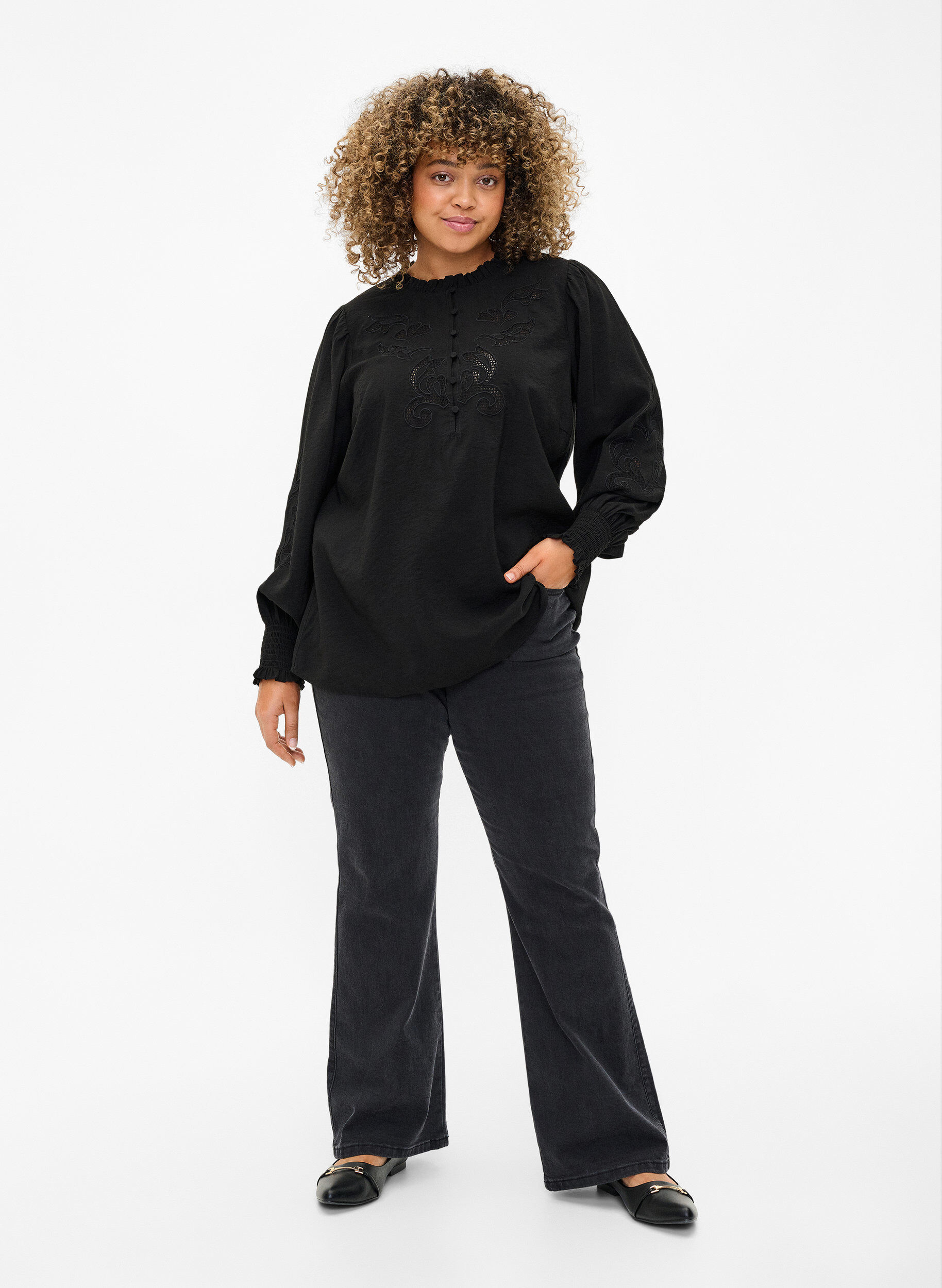 Zizzi Bluse med fl&aelig;ser og broderi anglaise, Black, Model image number 2