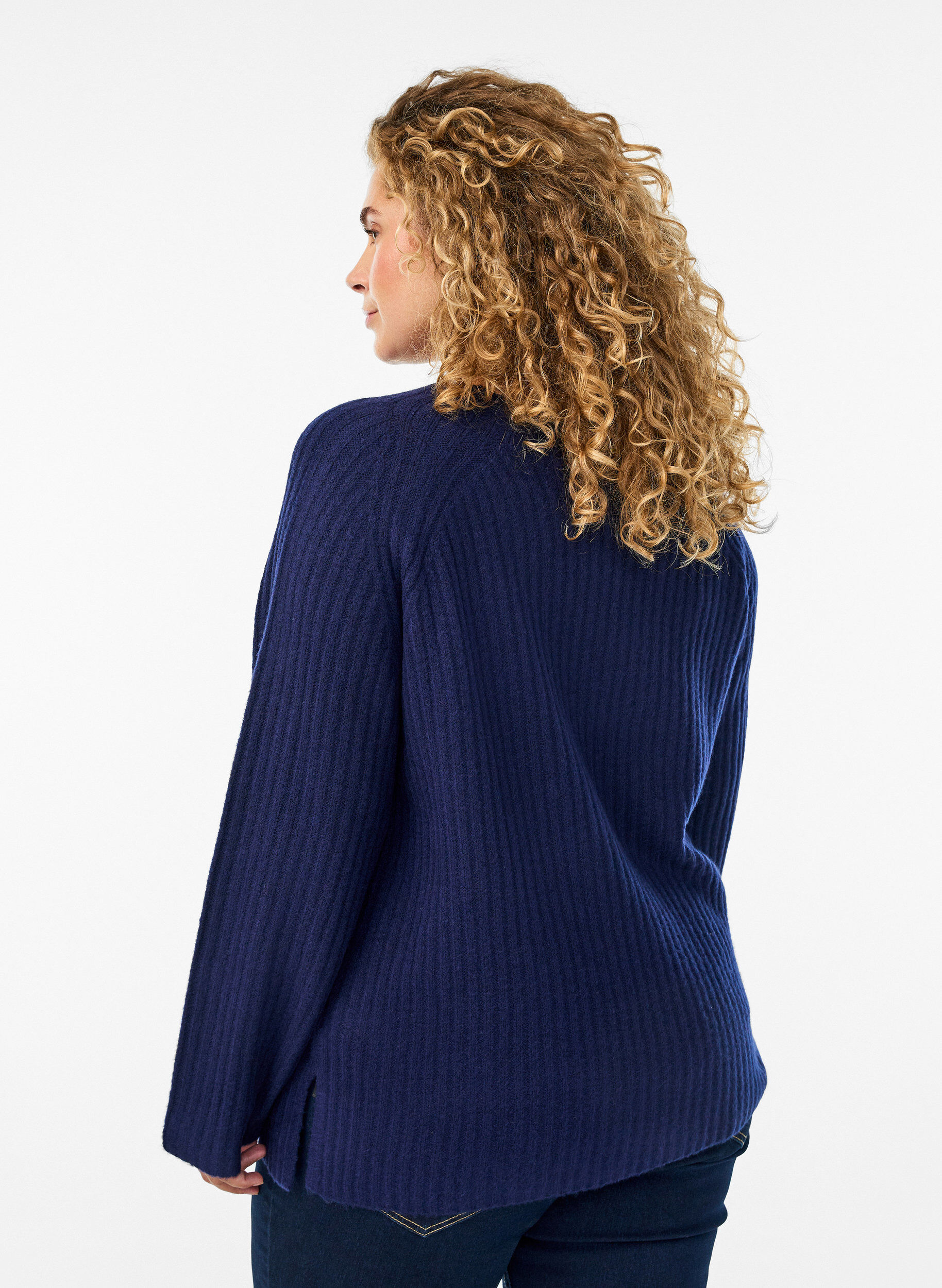 Zizzi Ribstrikket sweater med dekorative knapper, Bl&aring;, Model image number 2