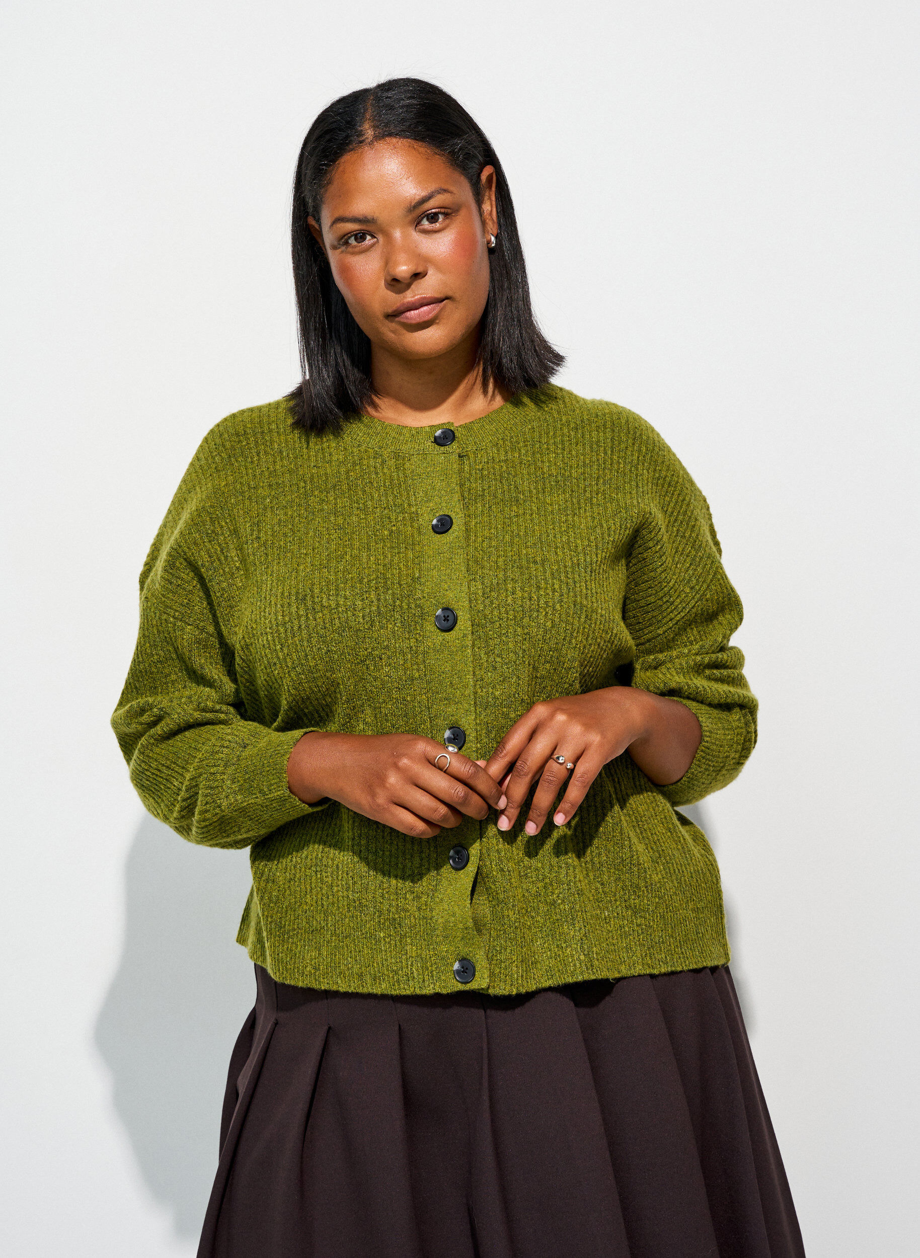 Ribstrikket cardigan med knapper, Gr&oslash;n, Model