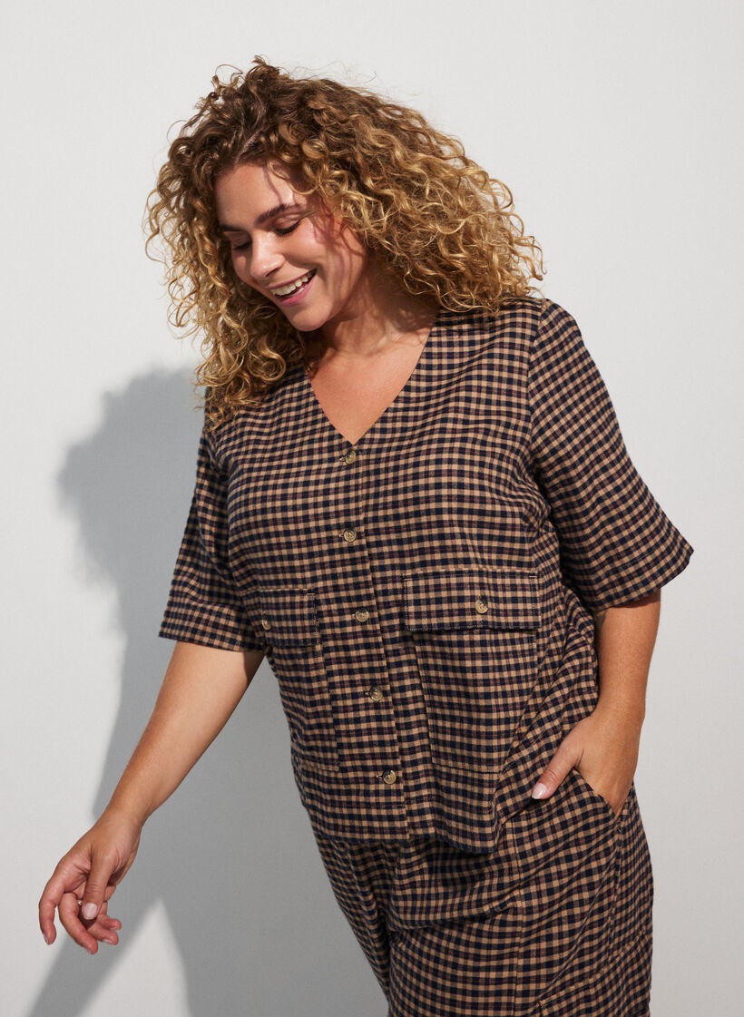 Ternet bluse med brystlommer, Brun, Model image number 0
