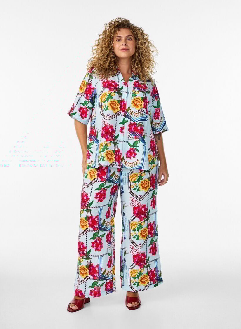 Skjortebluse med albuelange &aelig;rmer og farverigt print, Bl&aring;, Model