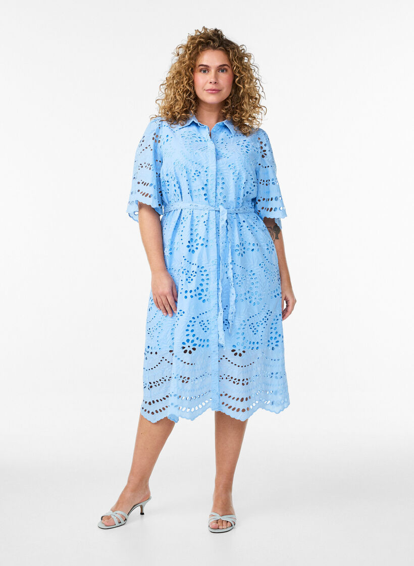 Skjortekjole i broderie anglaise med bindeb&aelig;lte, Bl&aring;, Model image number 1