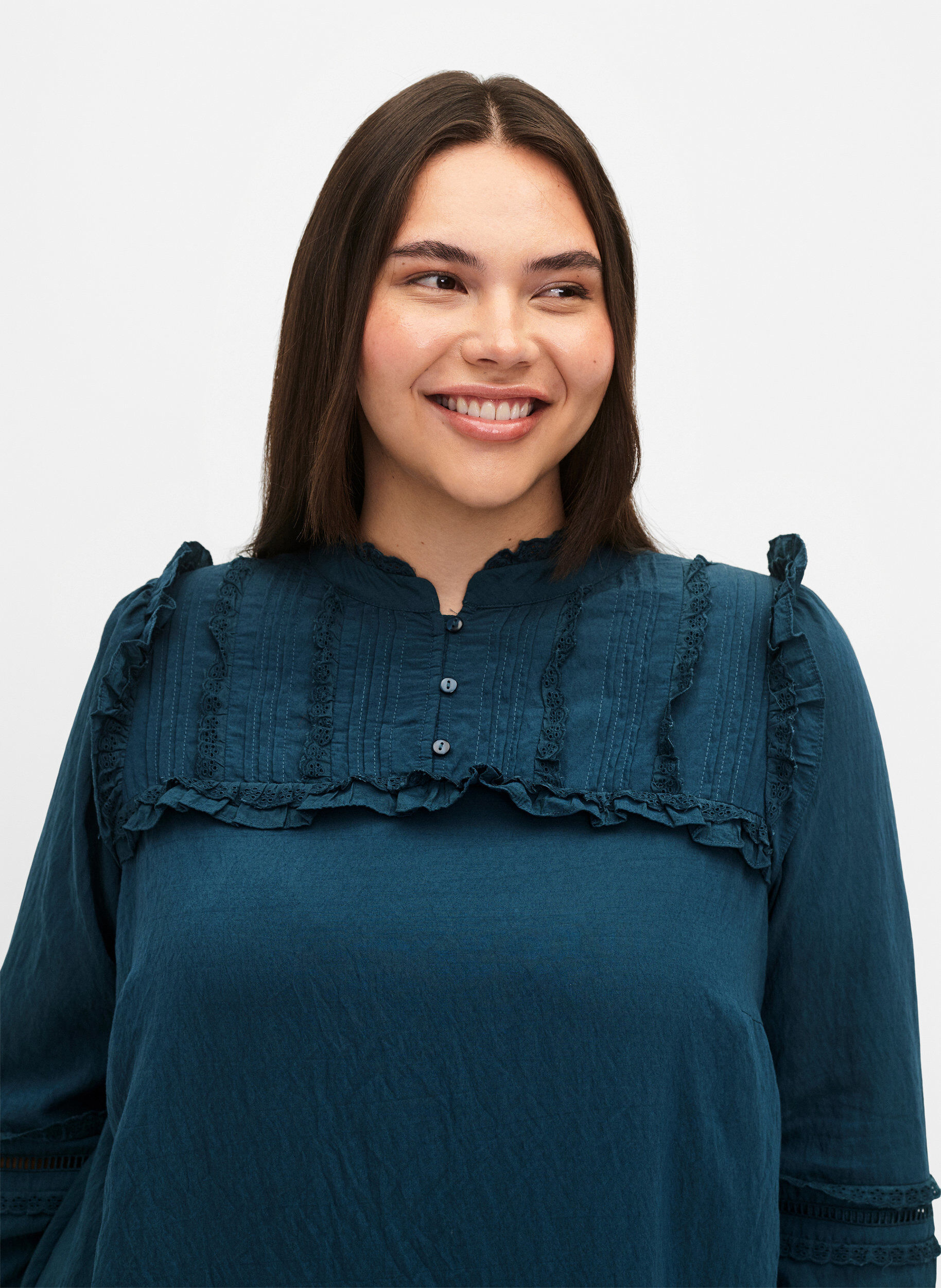 Zizzi Viskosekjole med broderie anglaise og fl&aelig;sedetaljer, Reflecting Pond, Model image number 2