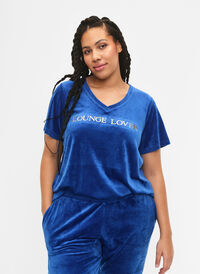 T-shirt i velour med v-hals, Monaco Blue, Model