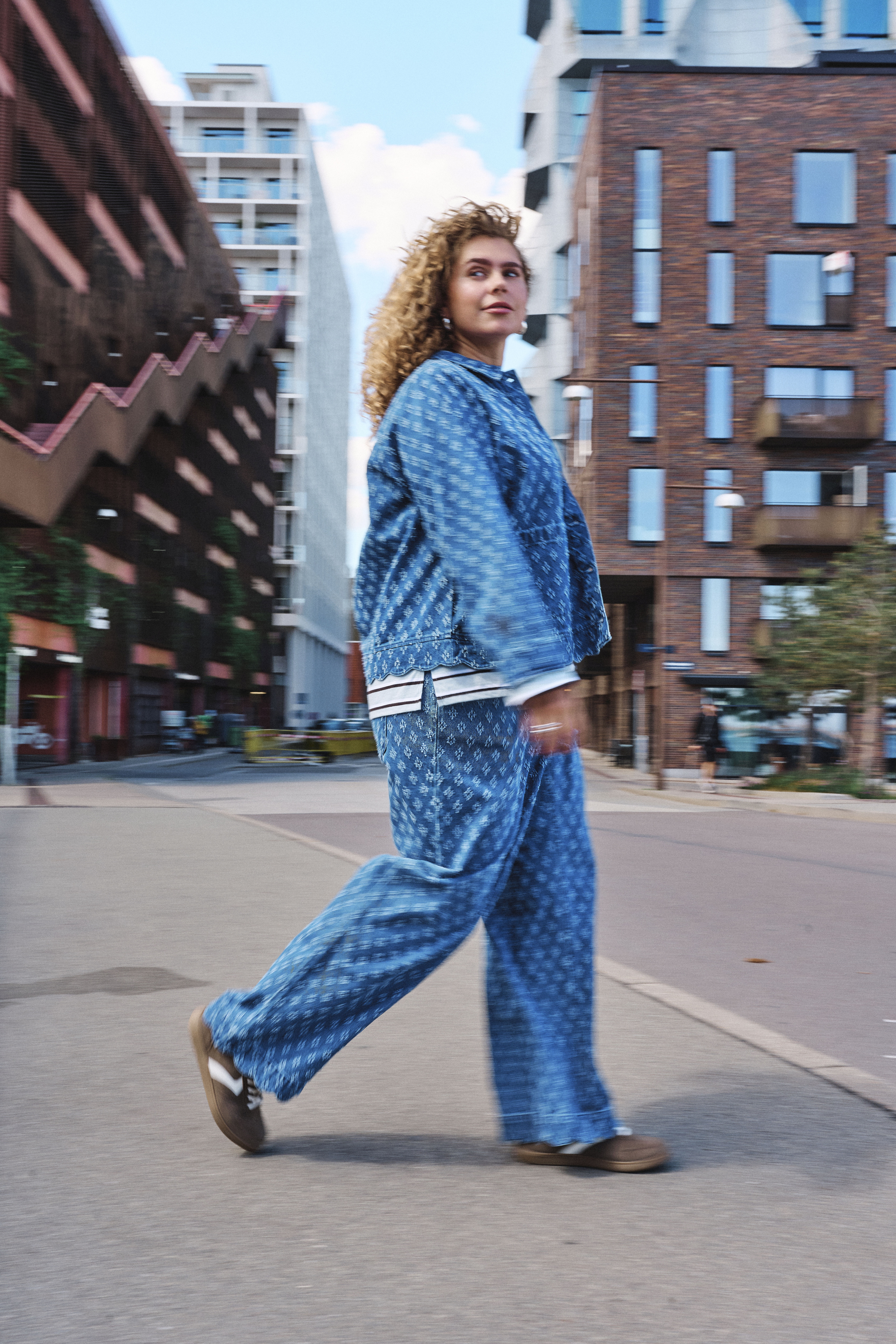 ZizziAfslappet bl&aring; denimstil, , Model