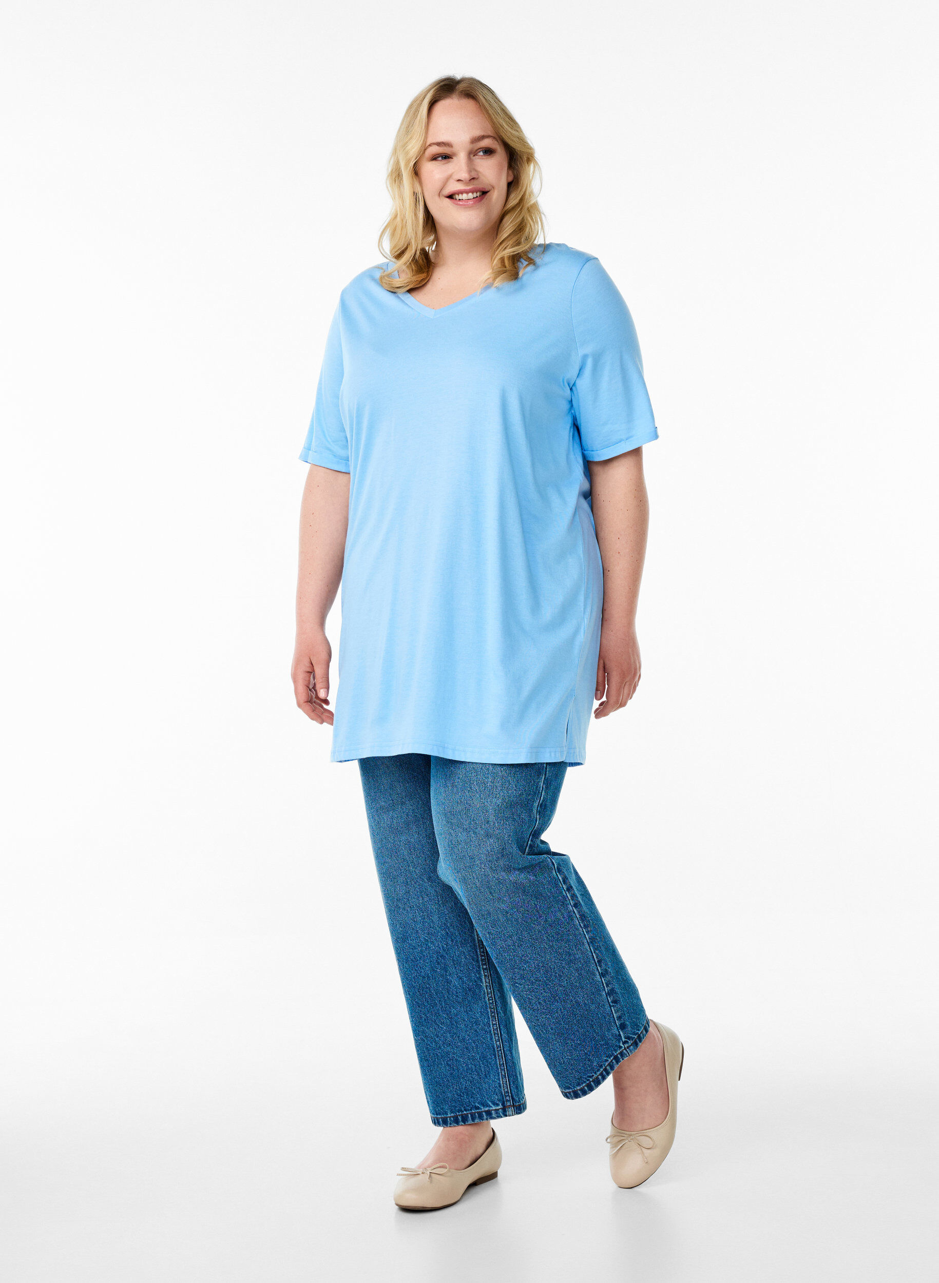 Zizzi Ensfarvet oversize t-shirt med v-hals, Bl&aring;, Model image number 1