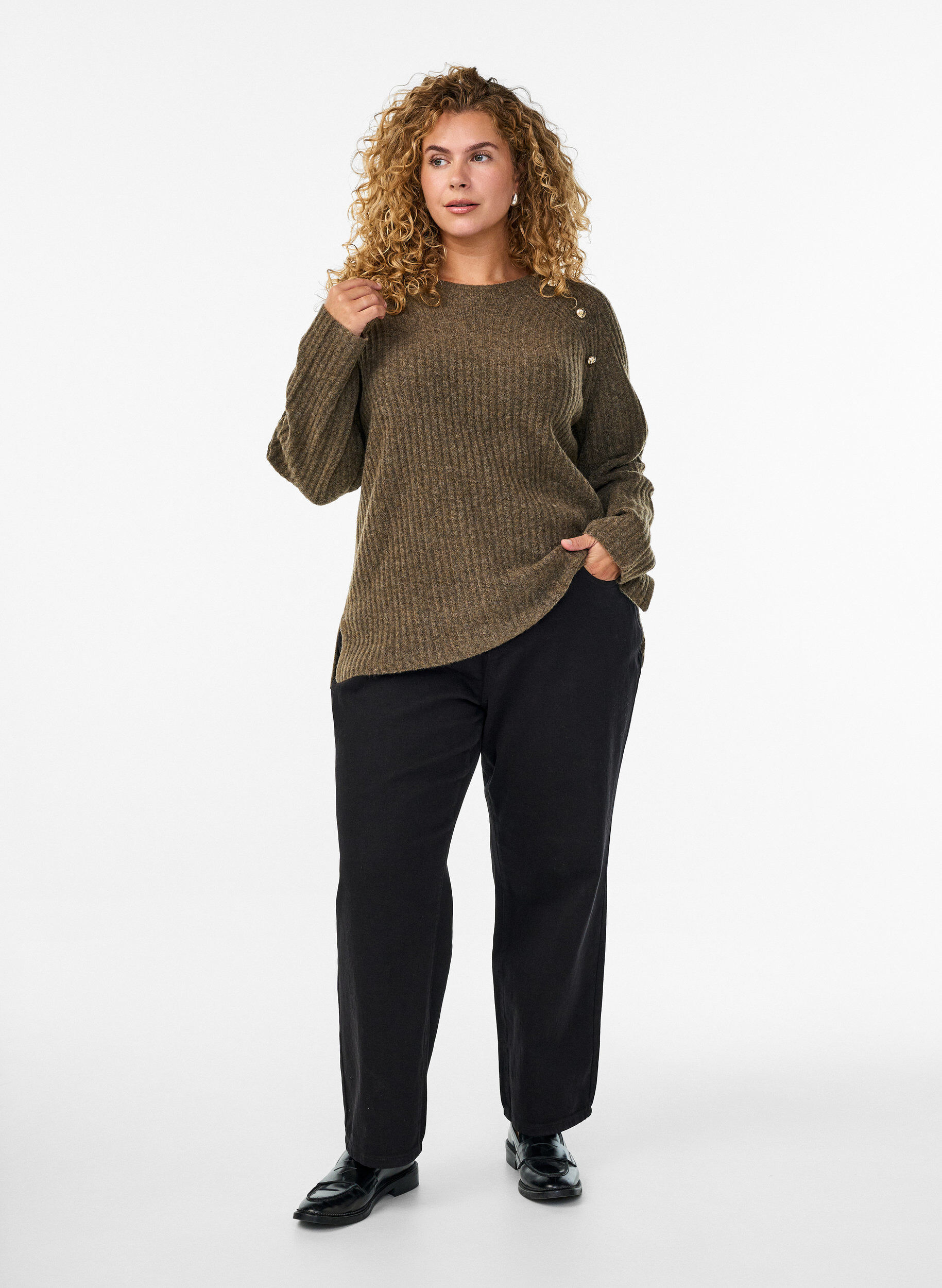 Zizzi Ribstrikket sweater med dekorative knapper, Brun, Model image number 1