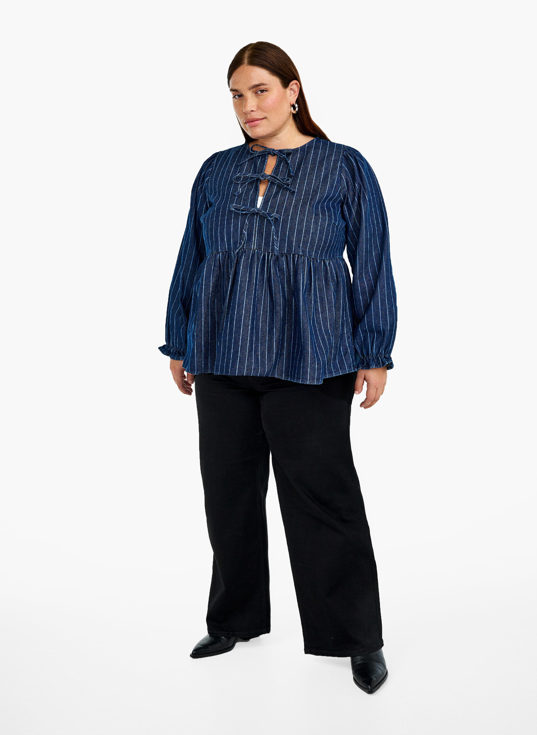 Zizzi Stribet denimbluse med bindeb&aring;nd foran, Bl&aring;, Model image number 1