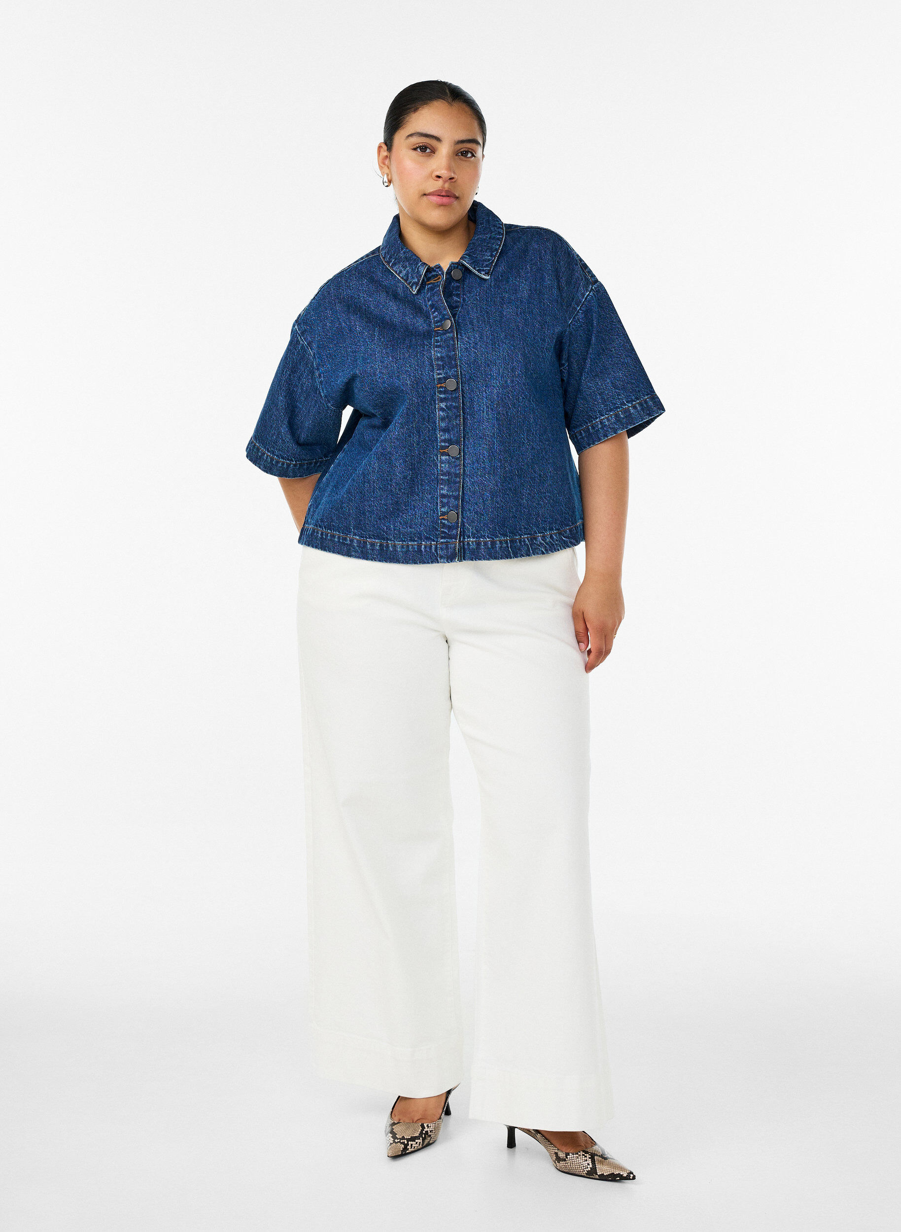 ZizziKort denimjakke med knaplukning og korte &aelig;rmer, Bl&aring;, Model image number 1