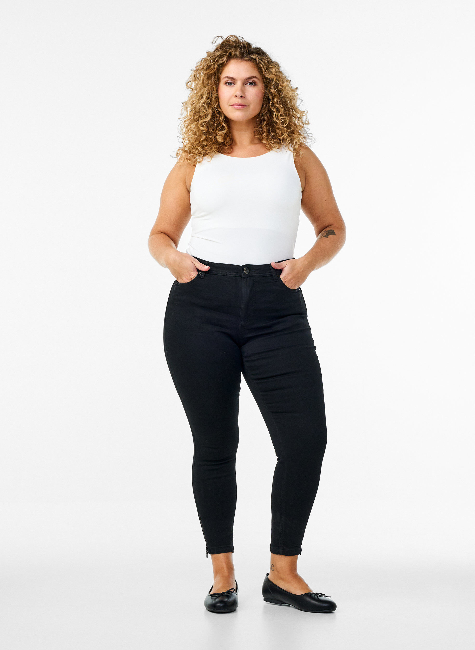 Cropped Amy jeans med lynl&aring;sdetalje, Sort, Model