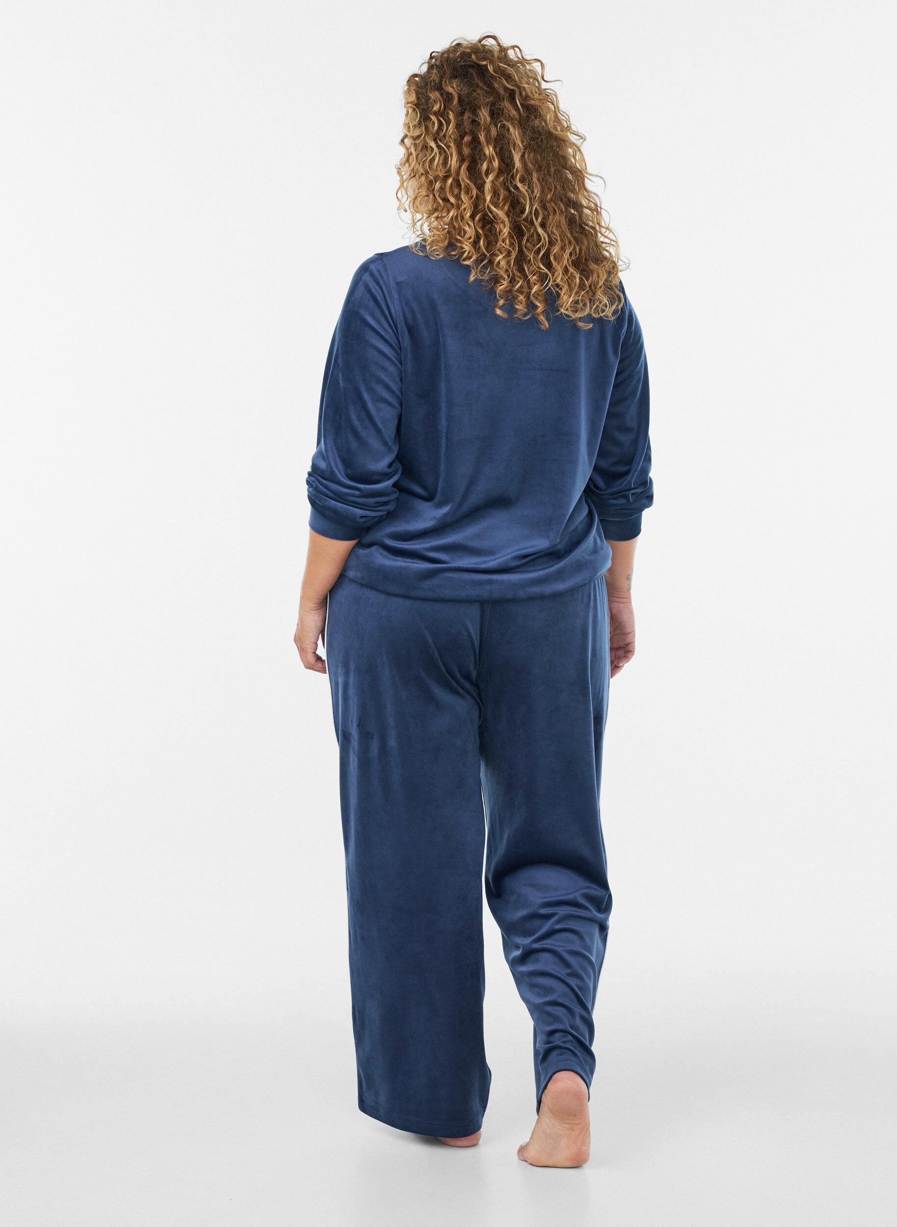 ZizziVelourbluse med broderet tekstmotiv, Bl&aring;, Model image number 2