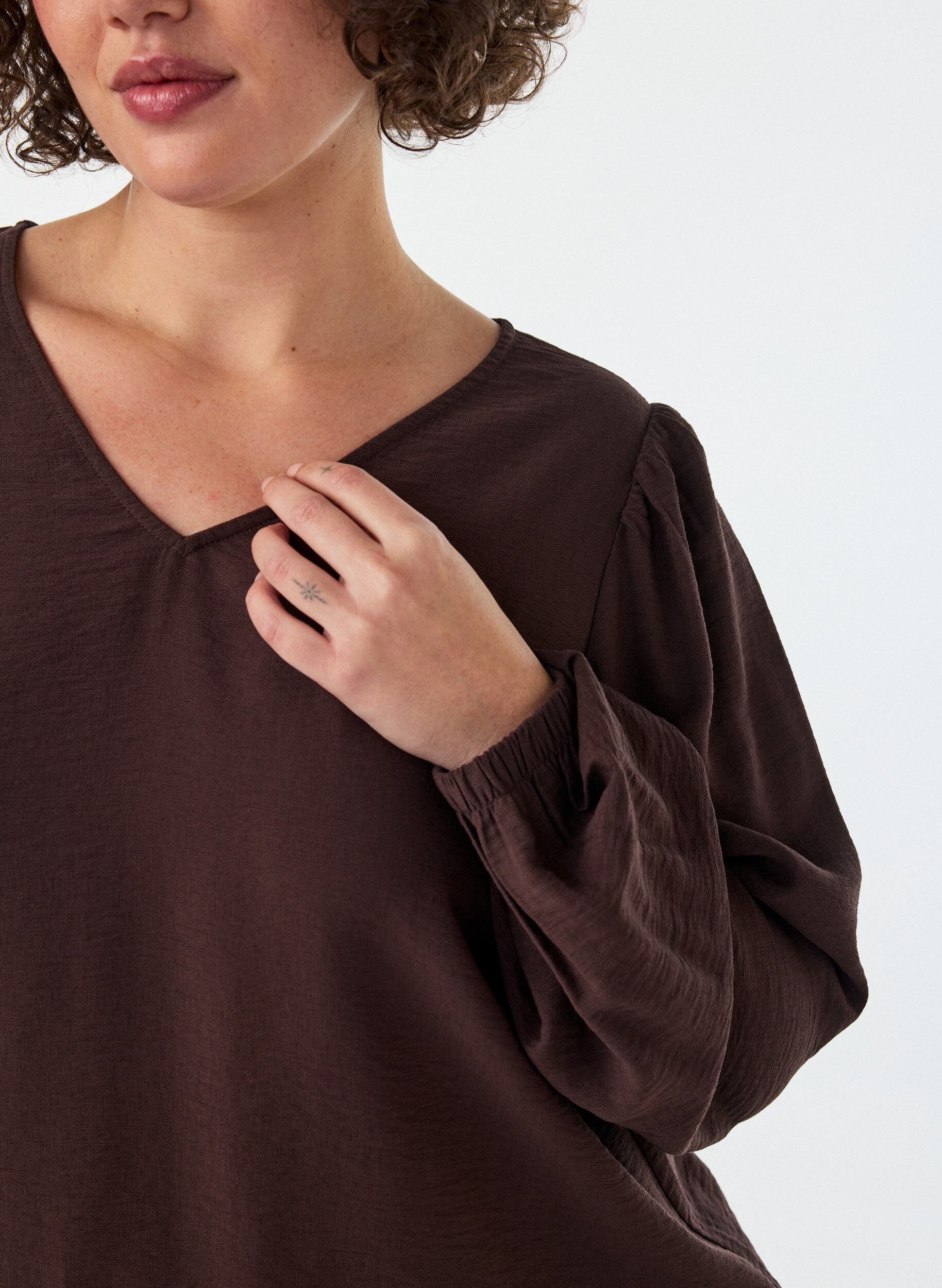 ZizziViskosebluse med V-hals og ballonpasform, Brun, Model image number 3