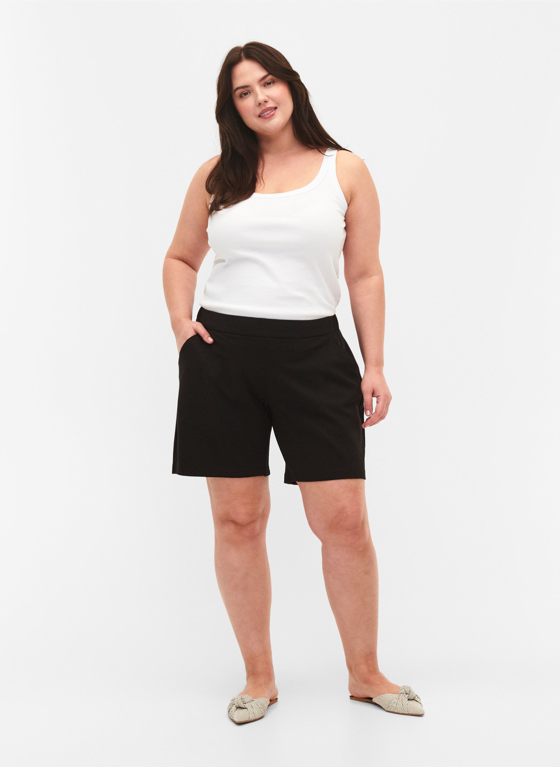 Zizzi Maddison shorts med regular fit, Black, Model image number 3