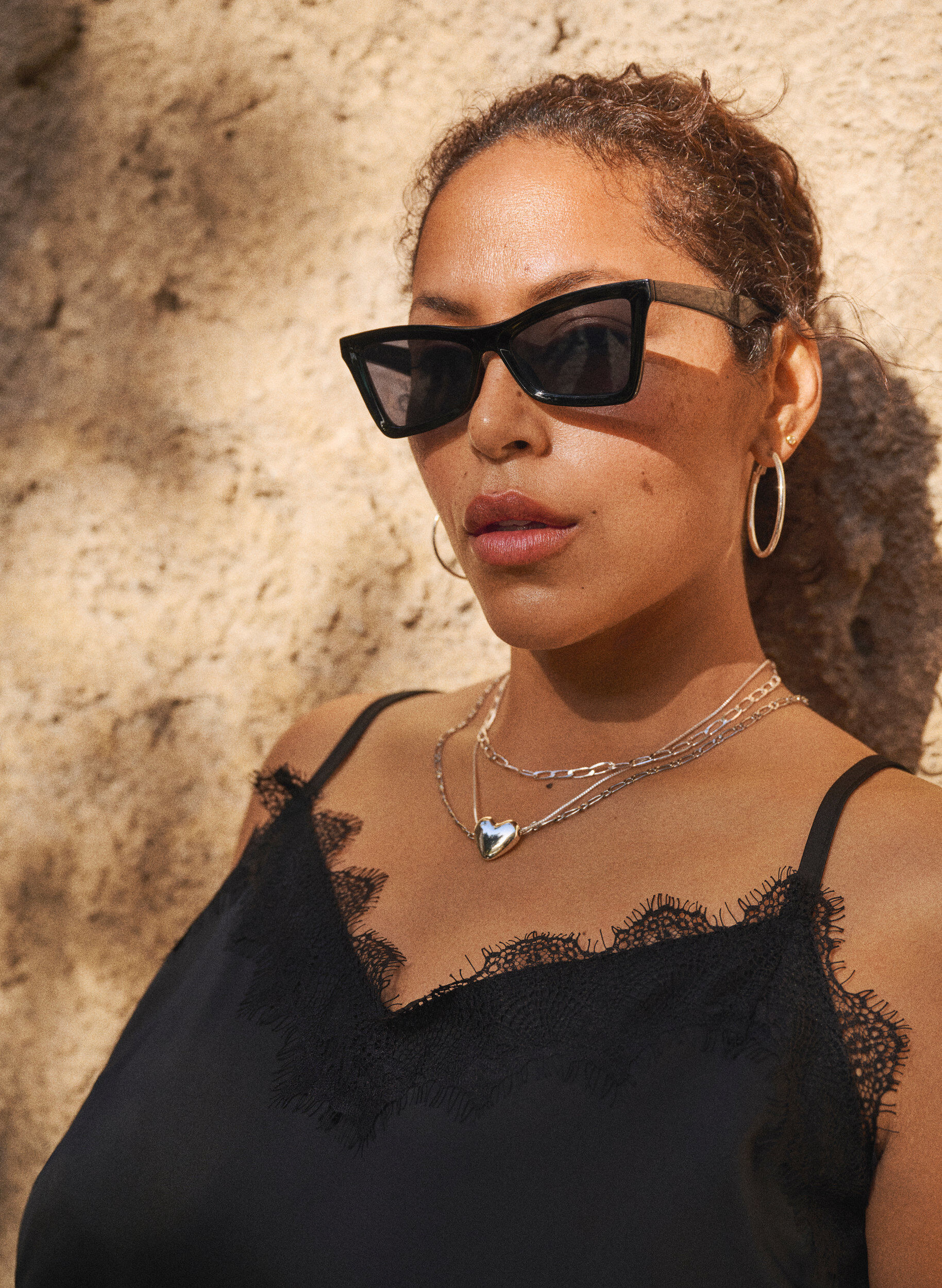 Zizzi Stroptop i satinlook med blonde, Sort, Image image number 0