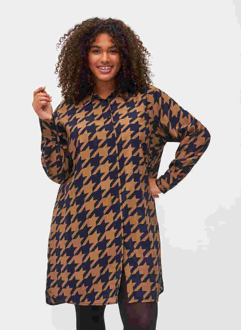 Lang mønstret viskoseskjorte, Brown Houndsthooth, Model