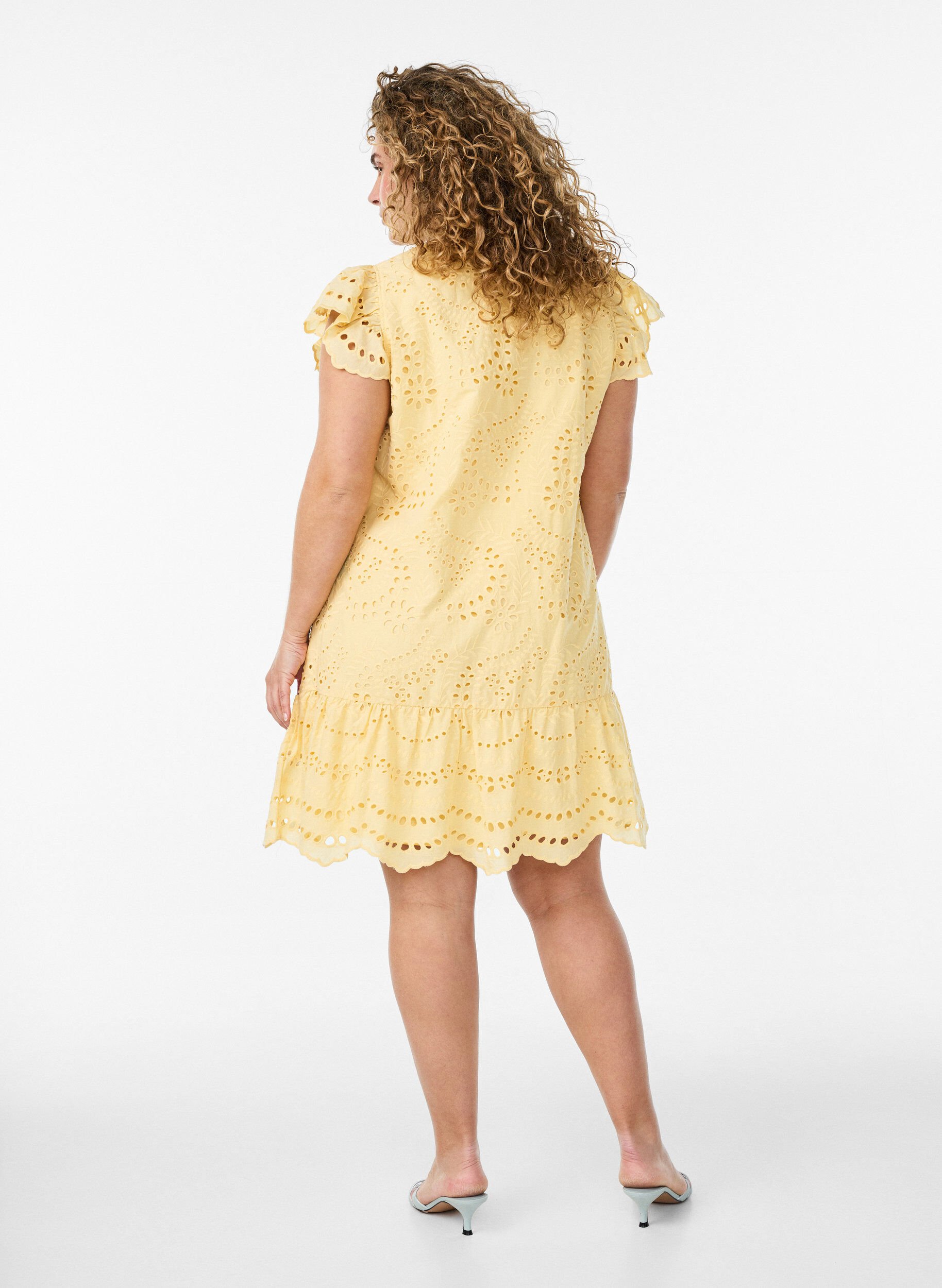 Zizzi Kjole i broderie anglaise med fl&aelig;se&aelig;rmer, Gul, Model image number 2