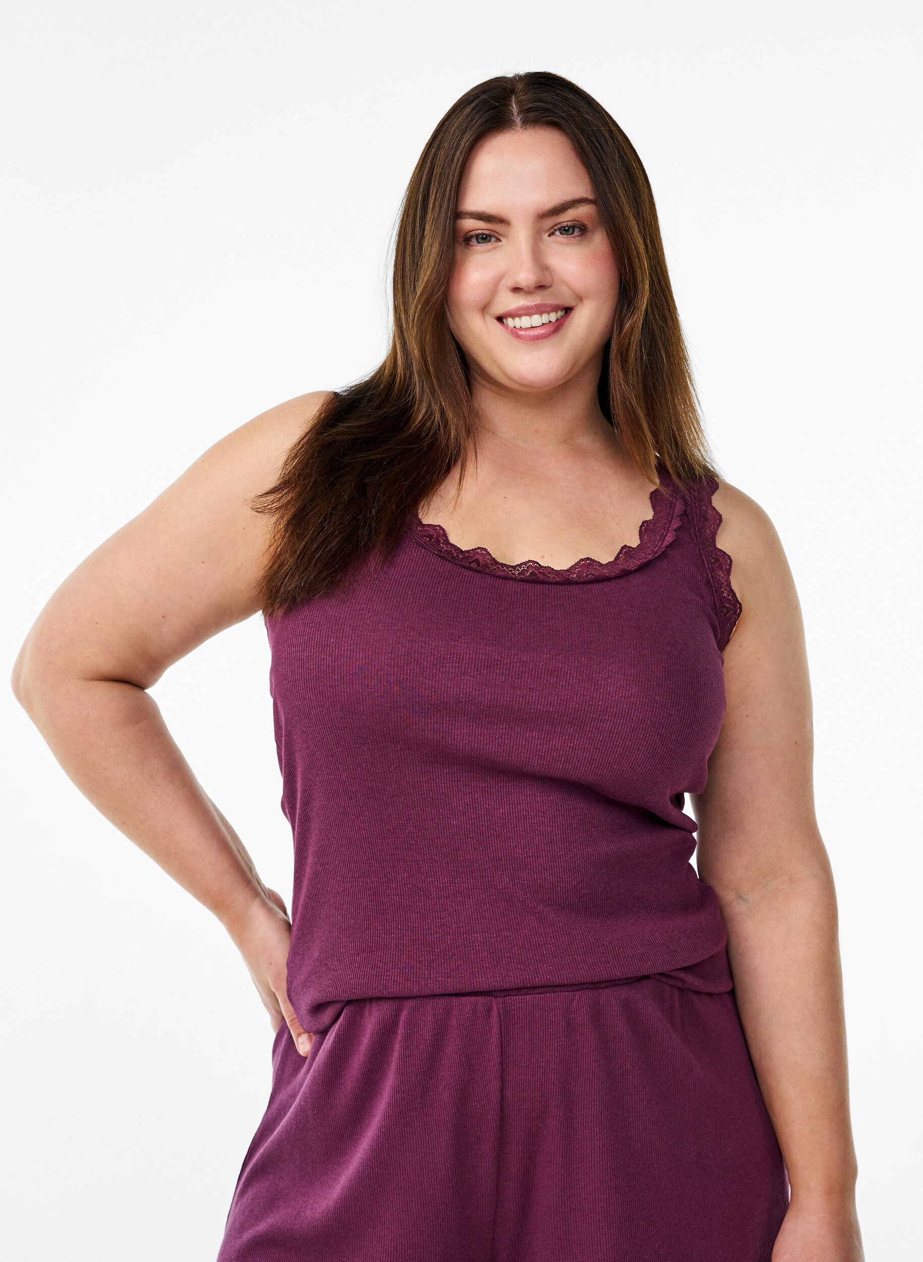 L&oslash;se natshorts med ribstruktur og blondekant, M&oslash;rk Bordeaux, Model