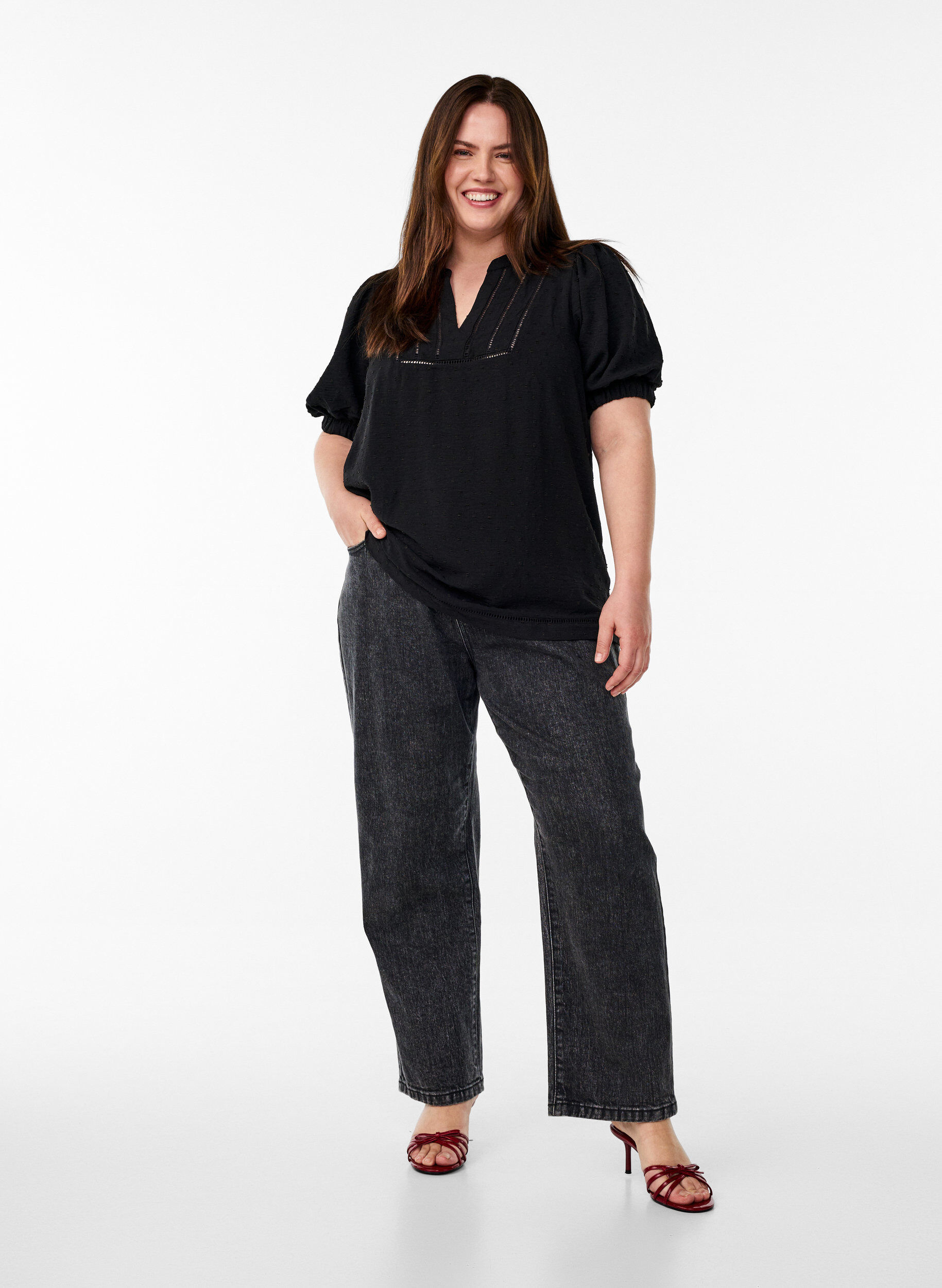 Zizzi Bluse med korte puf&aelig;rmer og prikket tekstur, Black, Model image number 2