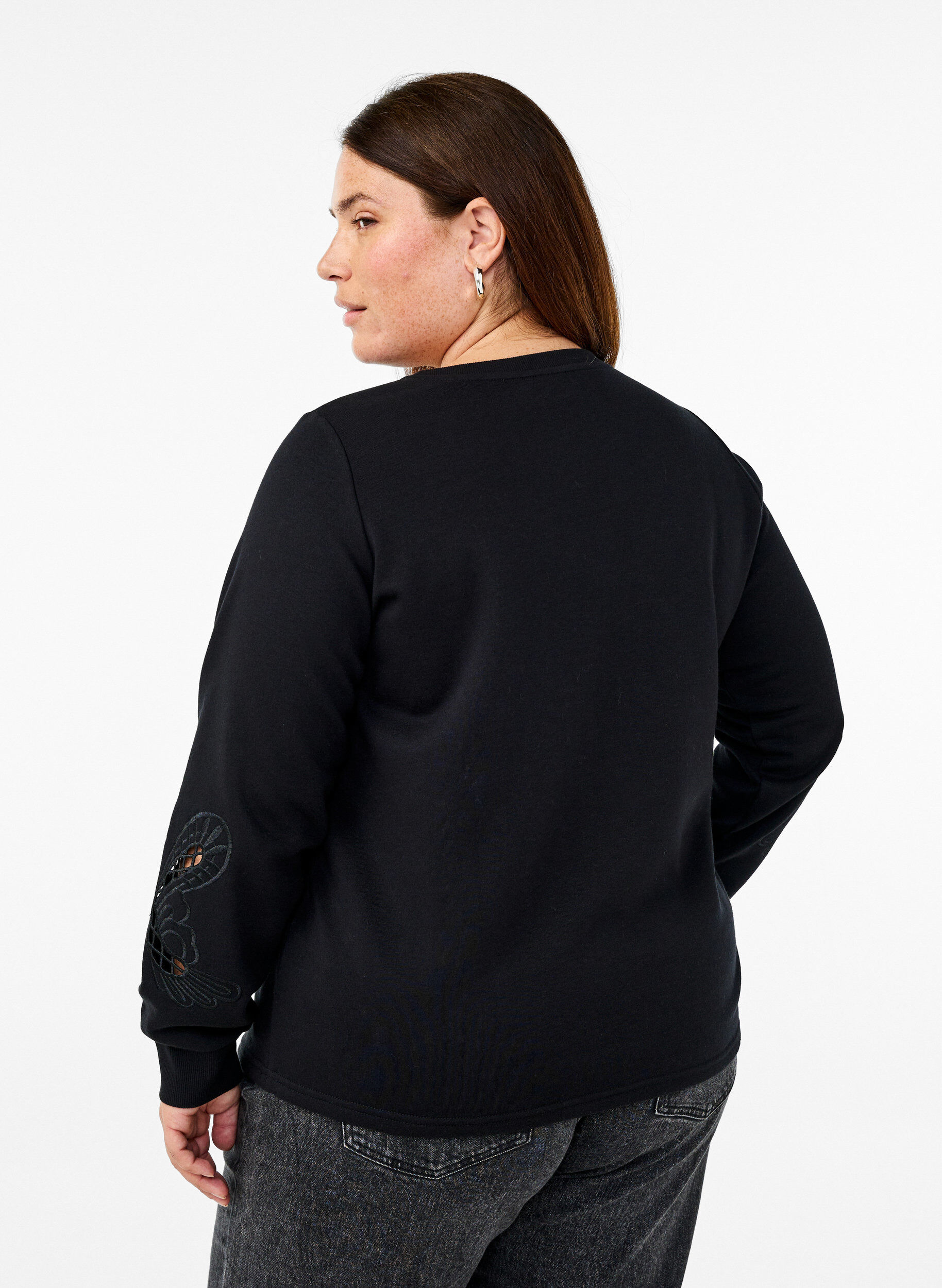 Zizzi Sweatbluse med broderede udsk&aelig;ringer, Black, Model image number 1