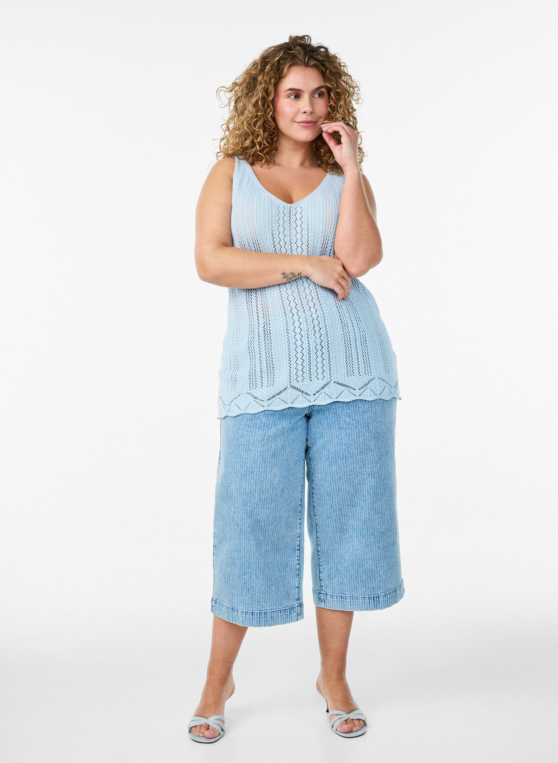 Zizzi Strikket top med hulm&oslash;nster og V-udsk&aelig;ring, Bl&aring;, Model image number 1