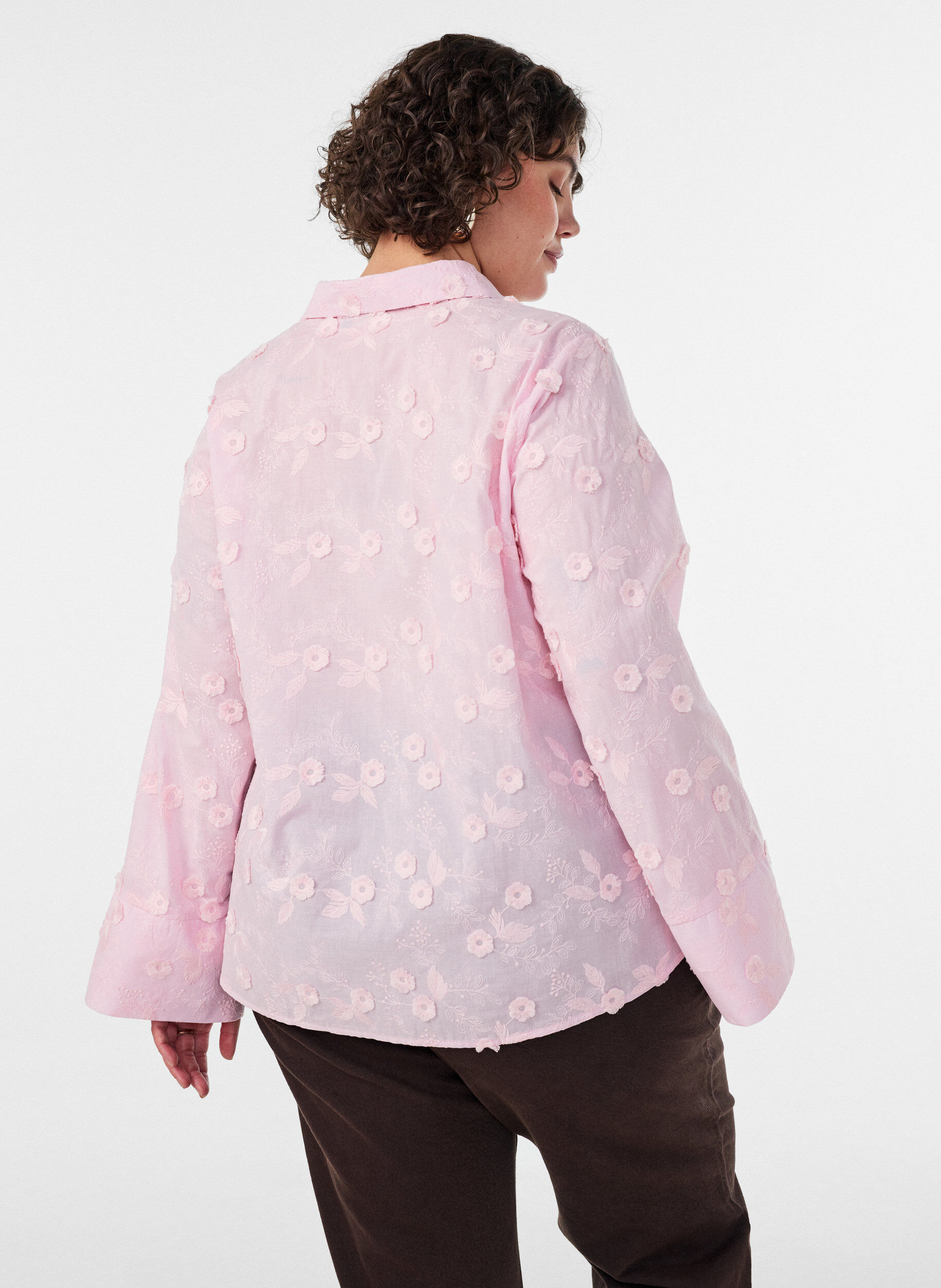 ZizziSkjorte med blomsterbroderi og brede &aelig;rmer, Lyser&oslash;d, Model image number 2