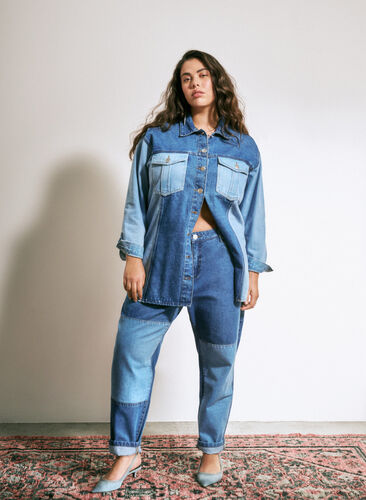 Mille mom fit jeans med colorblock og høj talje, Light Blue Denim, Image image number 0