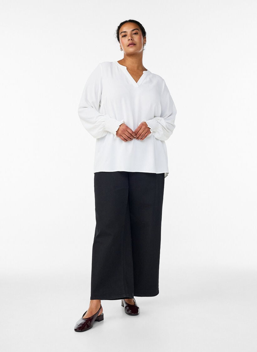 Bluse med smock manchetter og V-udsk&aelig;ring, Vanilla, Model image number 1