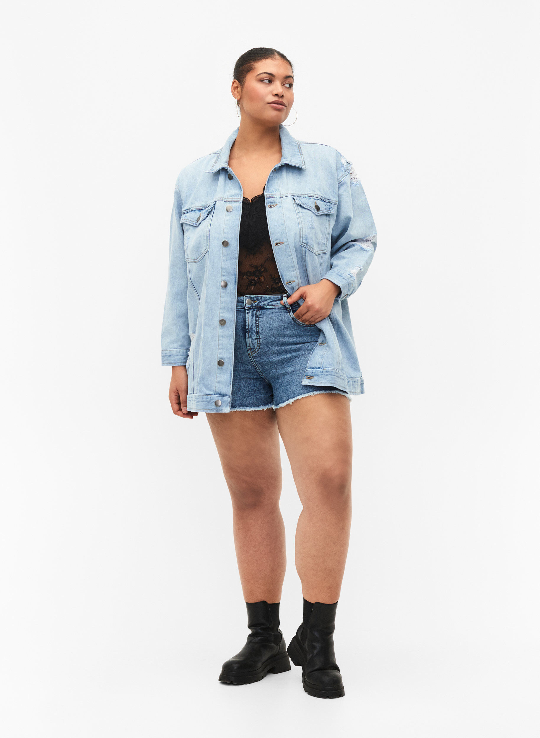 Zizzi L&oslash;stsiddende denimjakke med sliddetaljer, Light blue denim, Model image number 3