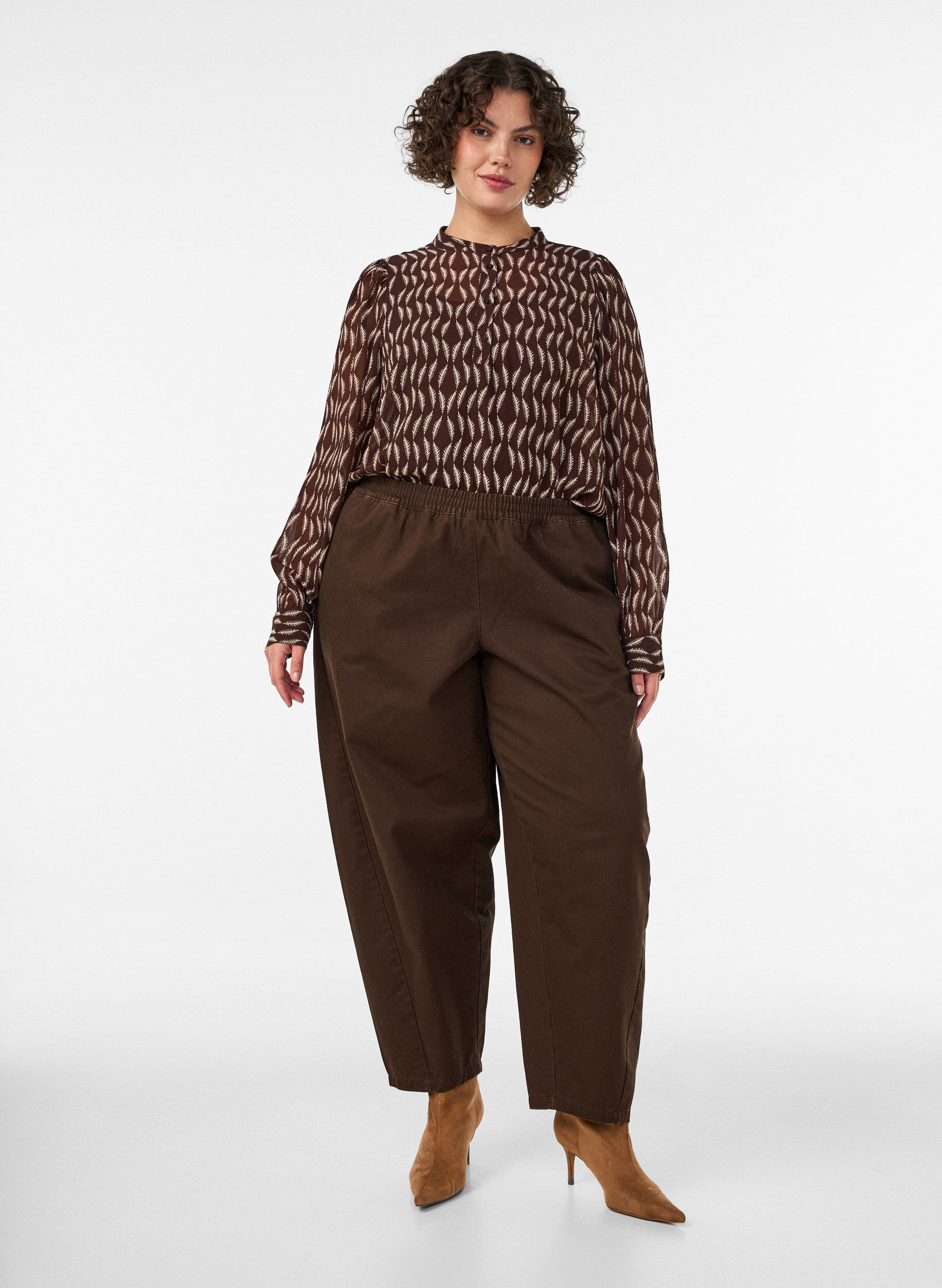 ZizziBluse med all-over print og kort knapstolpe, Brun, Model image number 1